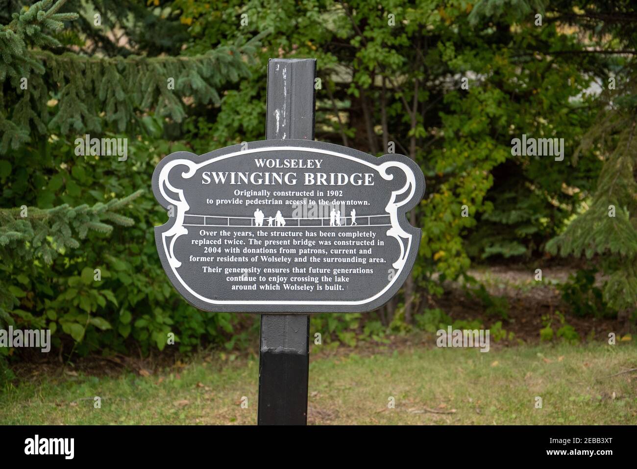 Schild mit der Geschichte von Fairly Lake und der Swinging Bridge, Wolseley, Saskatchewan. Stockfoto