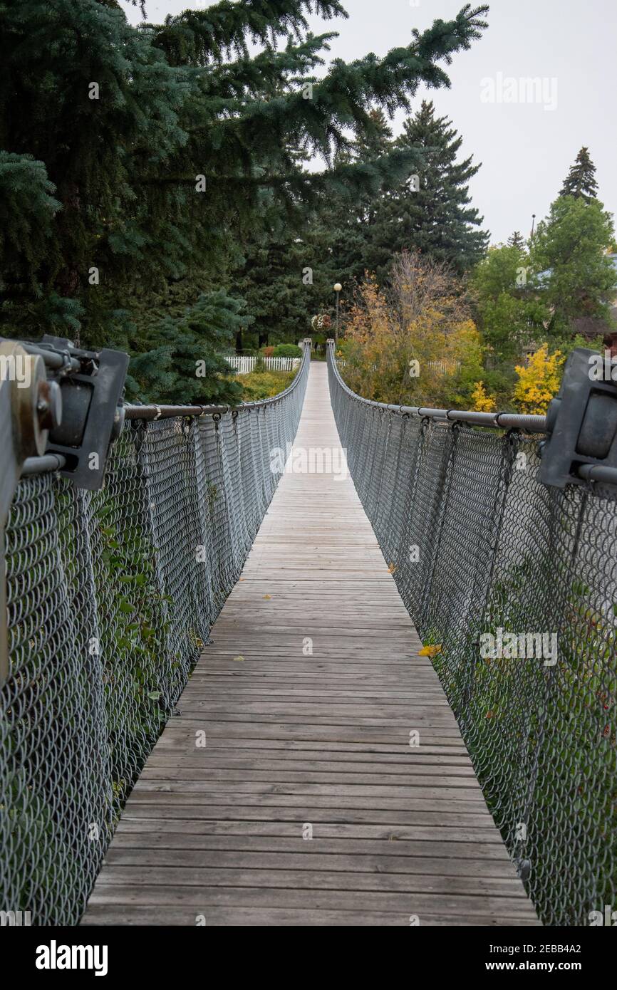 Fairly Lake und die Swinging Bridge, Wolseley, Saskatchewan. Stockfoto