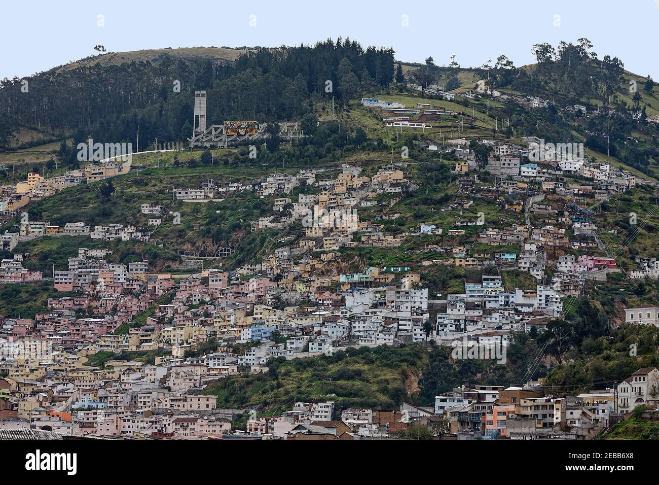 Stadtbild, steiler Hang, Gebäude, dicht beieinander, mehrfarbig, Gras, Bäume, Dämmerung, Südamerika, Quito, Ecuador Stockfoto