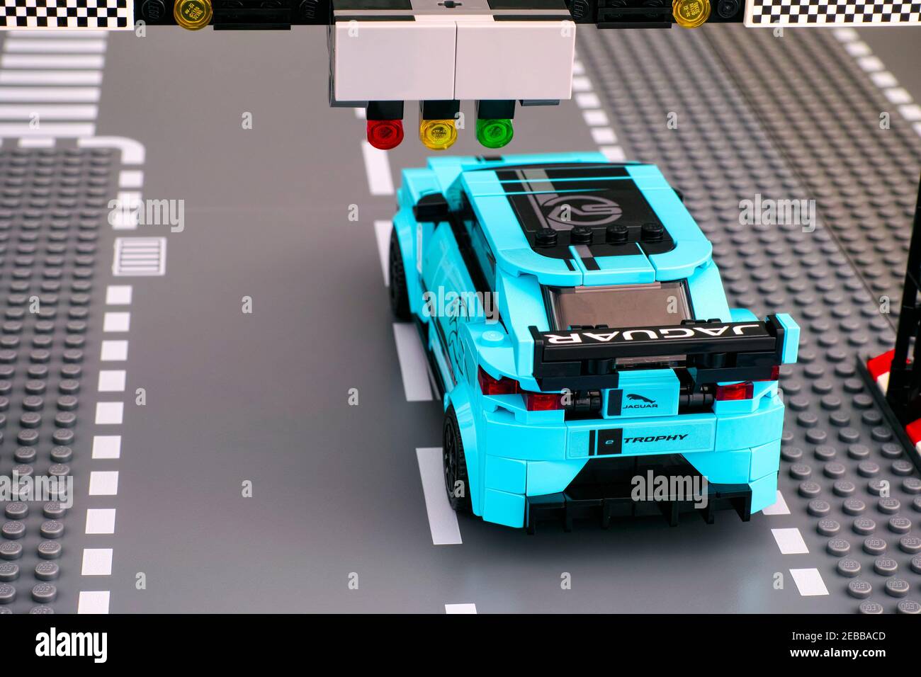 Tambow, Russische Föderation - 19. Februar 2020 Lego Jaguar i-PACE eTROPHY Rennwagen von LEGO Speed Champions über die Startlinie. Rückansicht. Stockfoto