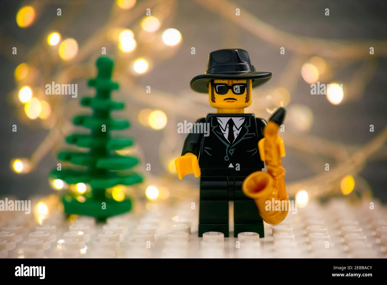 Tambov, Russische Föderation - 17. Januar 2021 Lego Jazz Musiker Minifigur  mit Saxophon gegen Weihnachtsbaum und weihnachtlichen hellen Hintergrund  Stockfotografie - Alamy