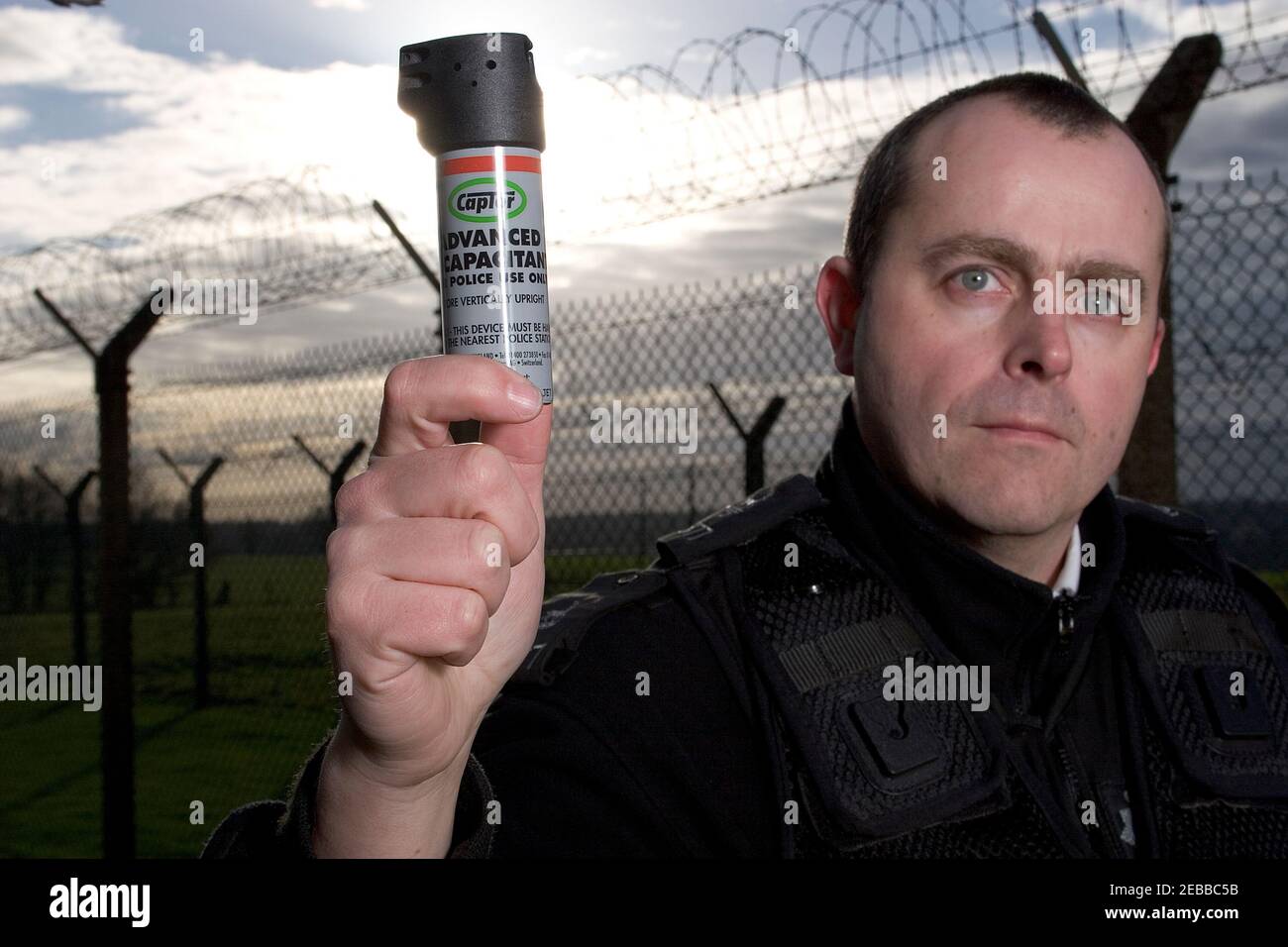 Britischer Polizeibeamter mit incapacitant Spray Stockfoto
