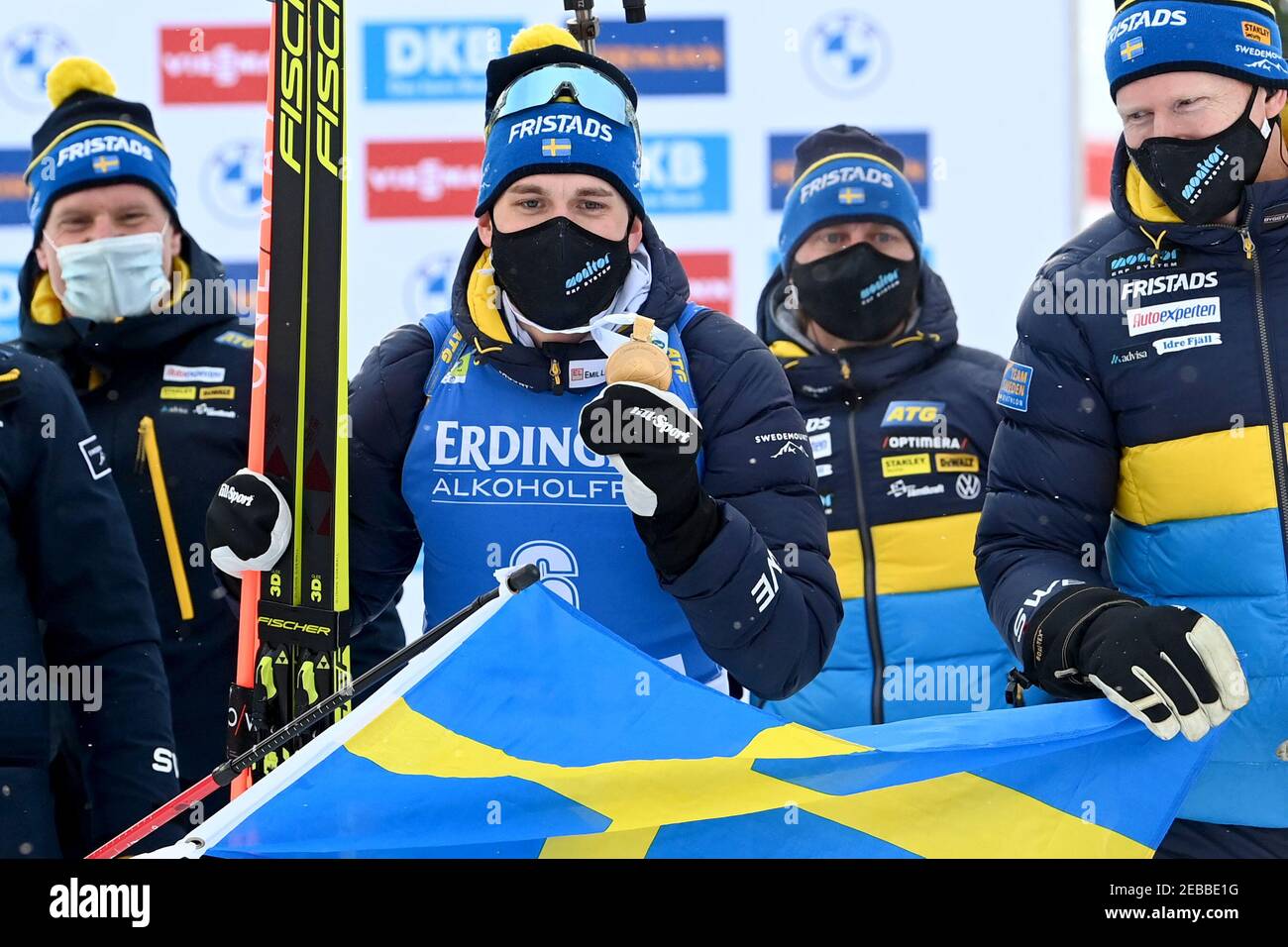 Pokljuka, Slowenien. Februar 2021, 12th. Biathlon: WM/Weltmeisterschaft, Sprint 10 km, Männer. Sieger Martin Ponsiluoma (2nd v.l.) aus Schweden feiert mit seiner Goldmedaille. Quelle: Sven Hoppe/dpa/Alamy Live News Stockfoto