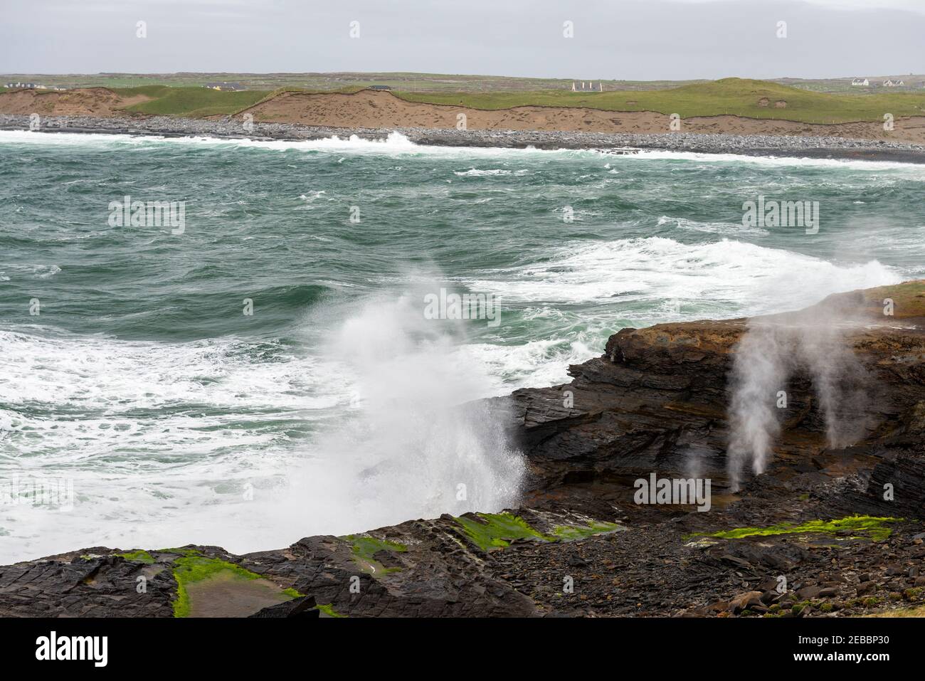 Burren Ireland raues Wasser und vom Wind verwehtes Meer spritzen durch Felsen Sandstein und Siltstone-Ufer in Richtung Doolin und Galway Bay, County Clare, Irland Stockfoto