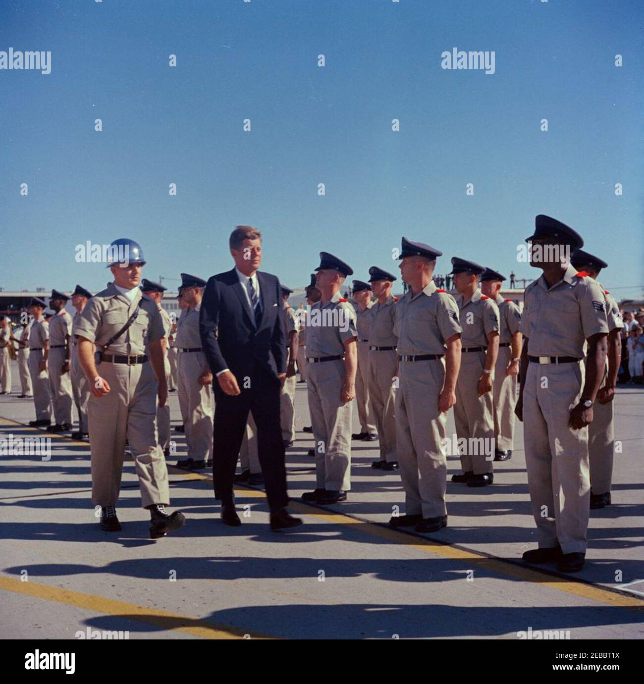 Reise in die westlichen Staaten: Castle Air Force Base, Kalifornien, 4:55pm Uhr. Präsident John F. Kennedy überprüft Ehrengardentruppen nach seiner Ankunft auf der Castle Air Force Base im Merced County, Kalifornien. Stockfoto