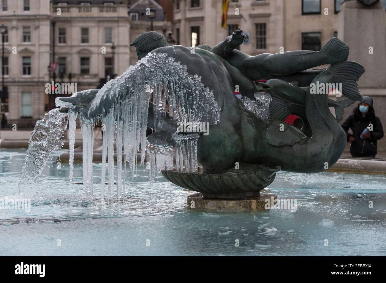 London, Großbritannien. 12. Februar 2021. Wetter in Großbritannien: Ein eisbedeckter gefrorener Brunnen am Trafalgar Square, während das kalte Wetter, das durch Storm Darcy heraufbeschert wurde, weitergeht. Kredit: Stephen Chung / Alamy Live Nachrichten Stockfoto