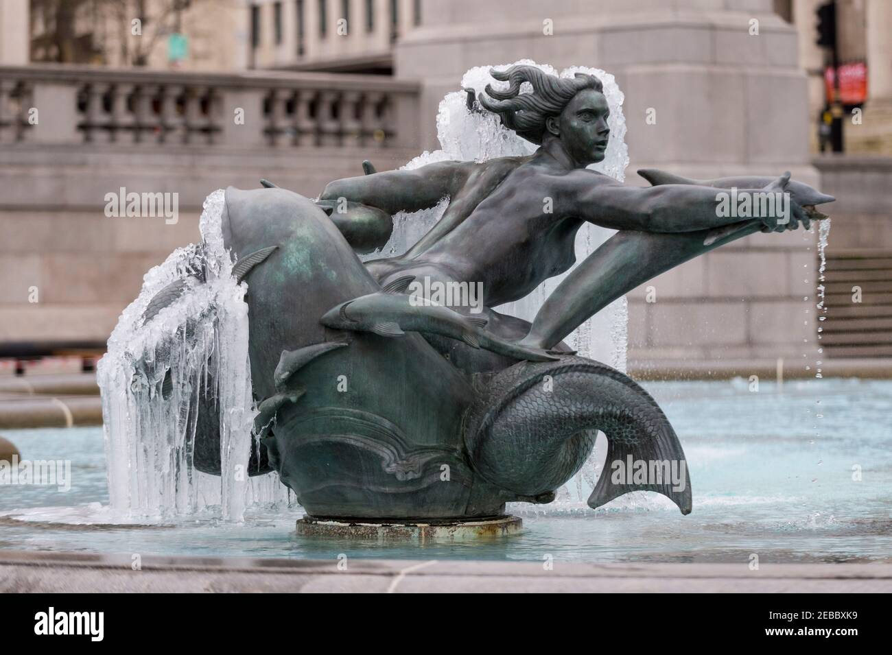 London, Großbritannien. 12. Februar 2021. Wetter in Großbritannien: Ein eisbedeckter gefrorener Brunnen am Trafalgar Square, während das kalte Wetter, das durch Storm Darcy heraufbeschert wurde, weitergeht. Kredit: Stephen Chung / Alamy Live Nachrichten Stockfoto
