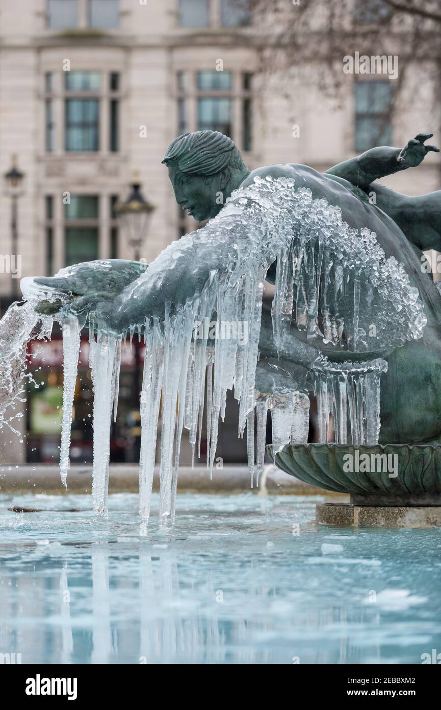 London, Großbritannien. 12. Februar 2021. Wetter in Großbritannien: Ein eisbedeckter gefrorener Brunnen am Trafalgar Square, während das kalte Wetter, das durch Storm Darcy heraufbeschert wurde, weitergeht. Kredit: Stephen Chung / Alamy Live Nachrichten Stockfoto