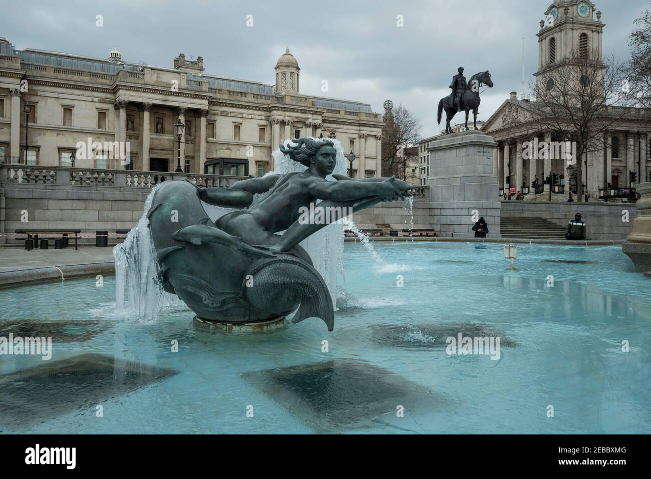 London, Großbritannien. 12. Februar 2021. Wetter in Großbritannien: Ein eisbedeckter gefrorener Brunnen am Trafalgar Square, während das kalte Wetter, das durch Storm Darcy heraufbeschert wurde, weitergeht. Kredit: Stephen Chung / Alamy Live Nachrichten Stockfoto