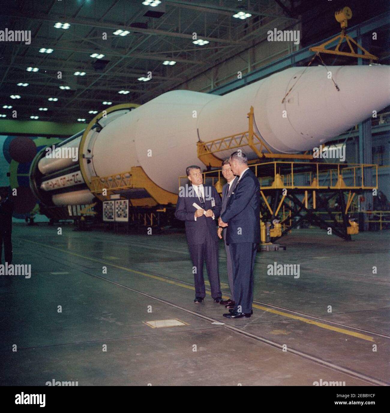 Inspektionstour der NASA-Installationen: Huntsville Alabama, Redstone Army Airfield und George C. Marshall Space Flight Center, 9:35am Uhr. Präsident John F. Kennedy und Vizepräsident Lyndon B. Johnson besuchen mit dem Direktor des George C. Marshall Space Flight Center (MSFC), Dr. Wernher von Braun (Mitte), während einer Tour des MSFC im Redstone Arsenal, Huntsville, Alabama. Die Saturn C-1 Rakete sitzt im Hintergrund. Präsident Kennedy besuchte die MSFC im Rahmen einer zweitägigen Inspektionsreise durch die Feldinstallationen der National Aeronautics and Space Administration (NASA). Stockfoto