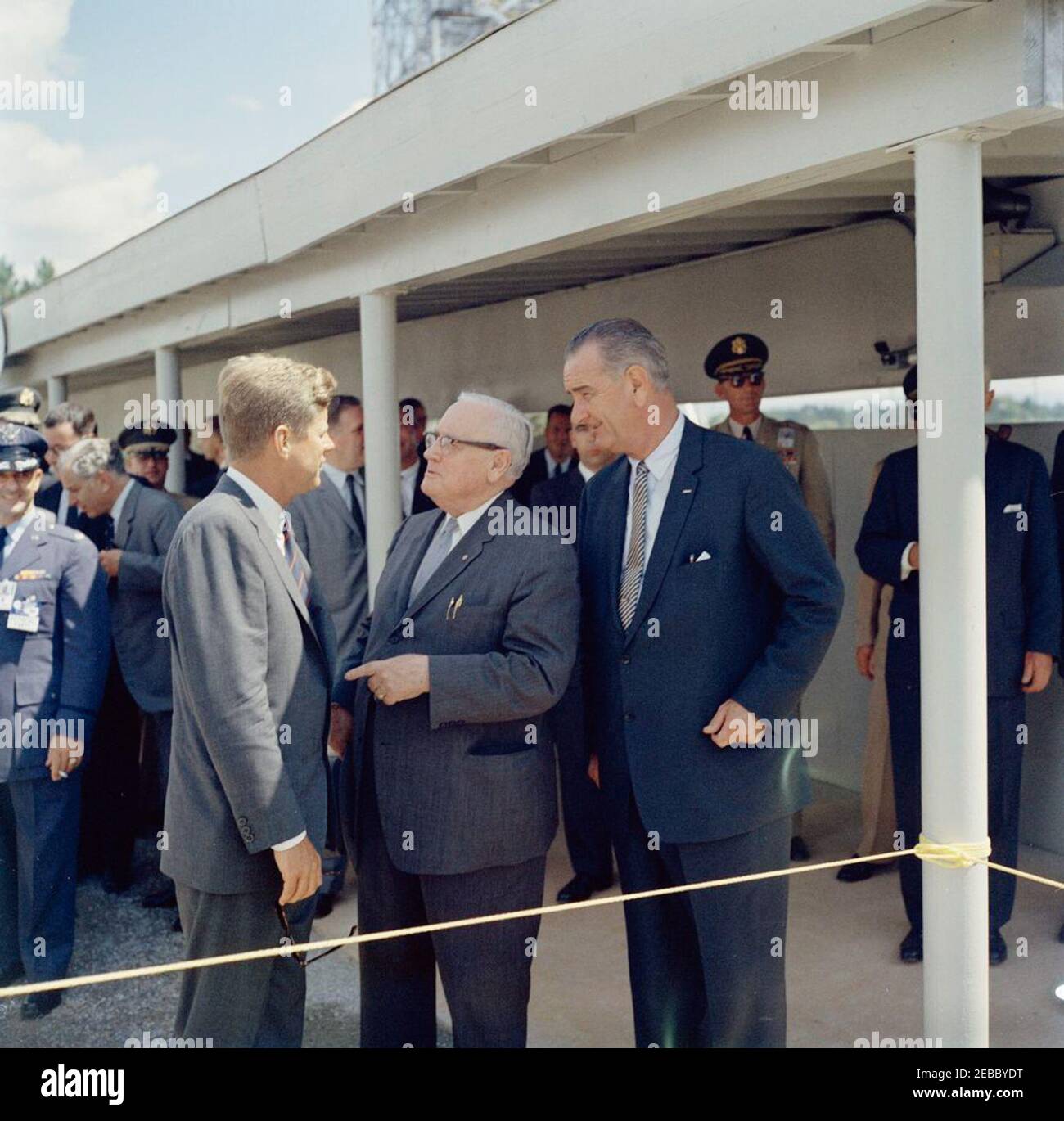 Inspektionstour der NASA-Installationen: Huntsville Alabama, Redstone Army Airfield und George C. Marshall Space Flight Center, 9:35am Uhr. Präsident John F. Kennedy spricht mit Senator Alexander Wiley von Wisconsin (Mitte) während eines Besuchs im George C. Marshall Space Flight Center (MSFC) im Redstone Arsenal in Huntsville, Alabama; Vizepräsident Lyndon B. Johnson steht rechts von Senator Wiley. Ebenfalls im Bild: Administrator der National Aeronautics and Space Administration (NASA), Dr. James E. Webb; wissenschaftlicher Chefberater des britischen Verteidigungsministeriums, Sir Solly Zuckerman. Presid Stockfoto