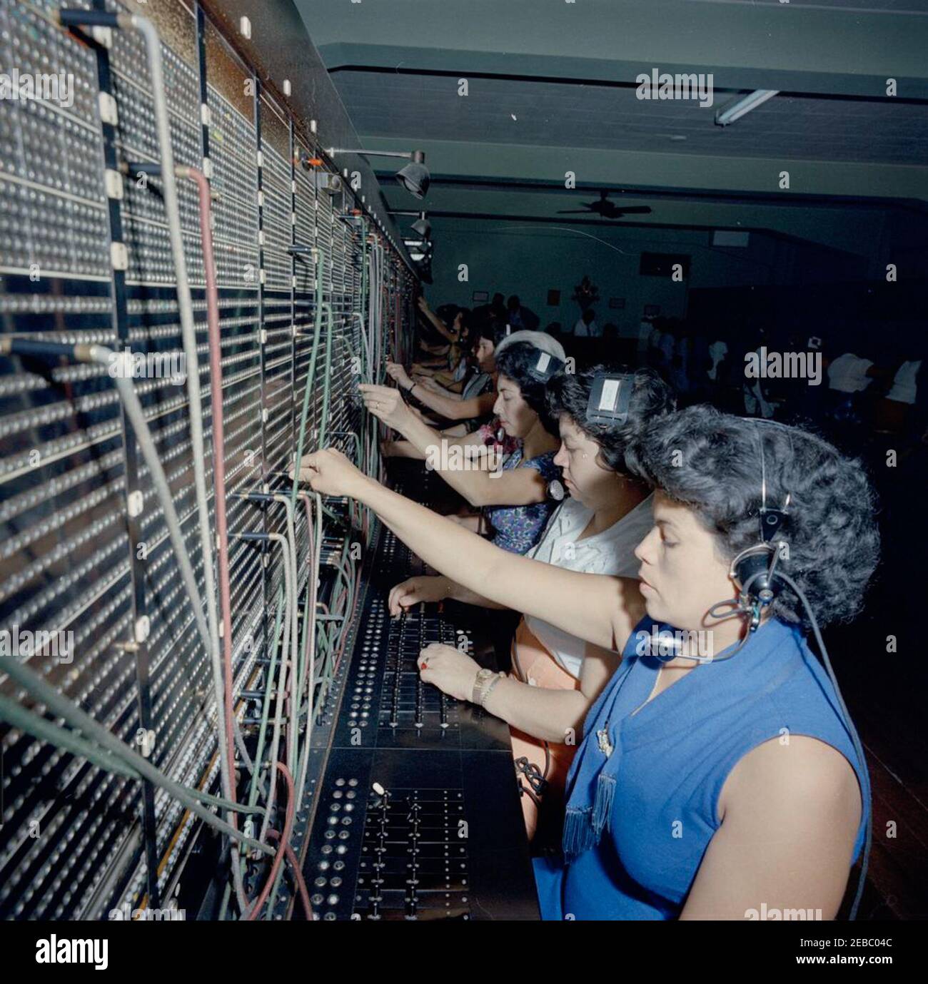 Mitarbeiter der White House Communications Agency (WHCA) reisen vorab nach Costa Rica. Blick auf Frauen, die in Telefonzentralen in Costa Rica arbeiten, während einer Mitarbeiterreise der White House Communications Agency (WHCA) vor dem Besuch von Präsident John F. Kennedyu2019s. [Foto von Harold Sellers] Stockfoto