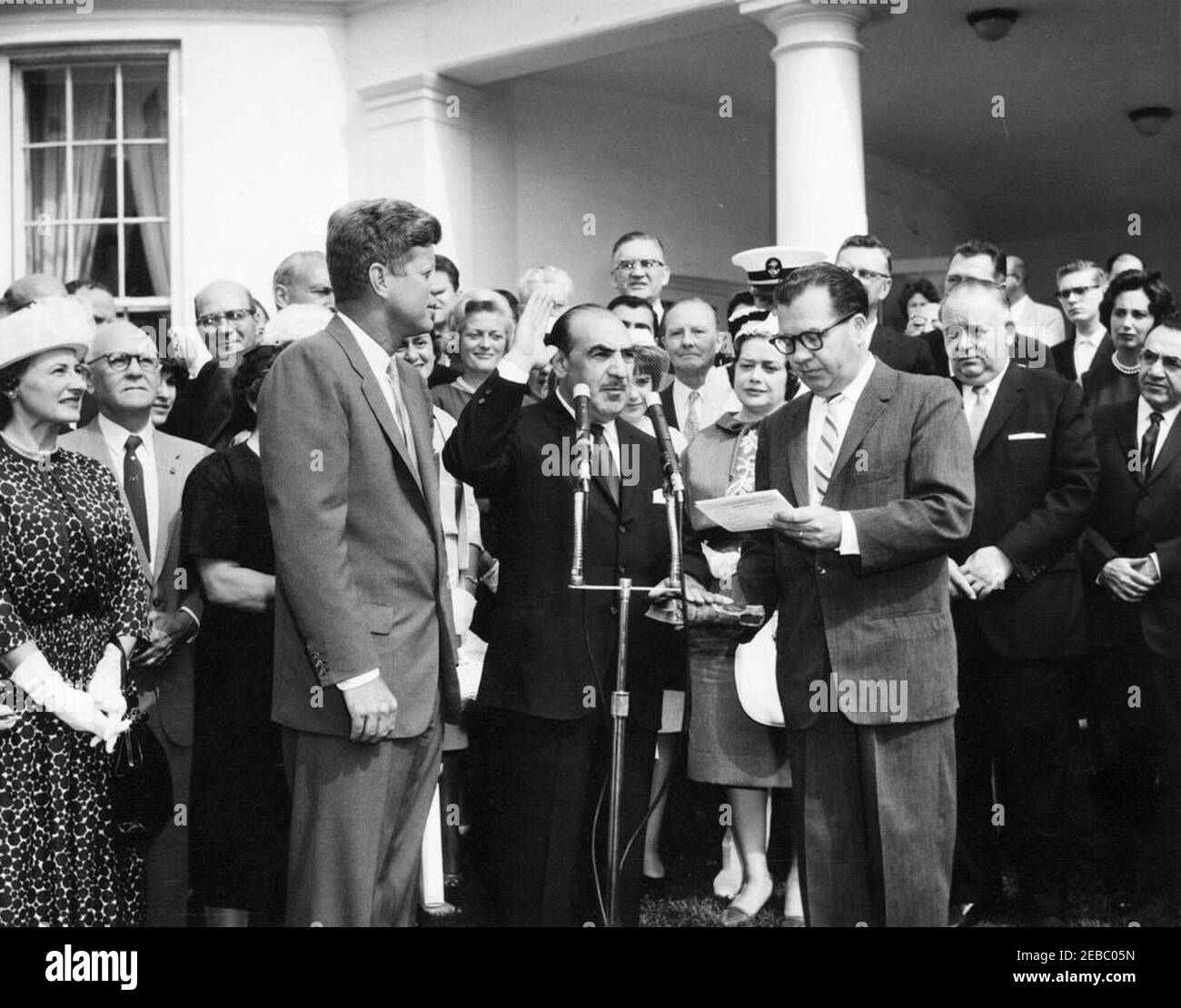 Vereidigung, Sekretär für Gesundheit, Bildung und Wohlfahrt (HEW) Anthony Celebrezze, 10:12am Uhr. Präsident John F. Kennedy beobachtet, wie Anthony J. Celebrezze als Sekretär für Gesundheit, Bildung und Wohlfahrt vereidigt wird; der Verwaltungsbeamte des Weißen Hauses, Carson M. Howell, verwaltet den Eid. Ebenfalls im Bild: Anne Celebrezze; Susan Celebrezze; Senator Stephen M. Young (Ohio); Bürgermeister von Cleveland, Ohio, Ralph S. Locher. West Wing Lawn, White House, Washington, D.C. [eine vollständige Teilnehmerliste finden Sie im Zeitplan für Presidentu2019s.] Stockfoto