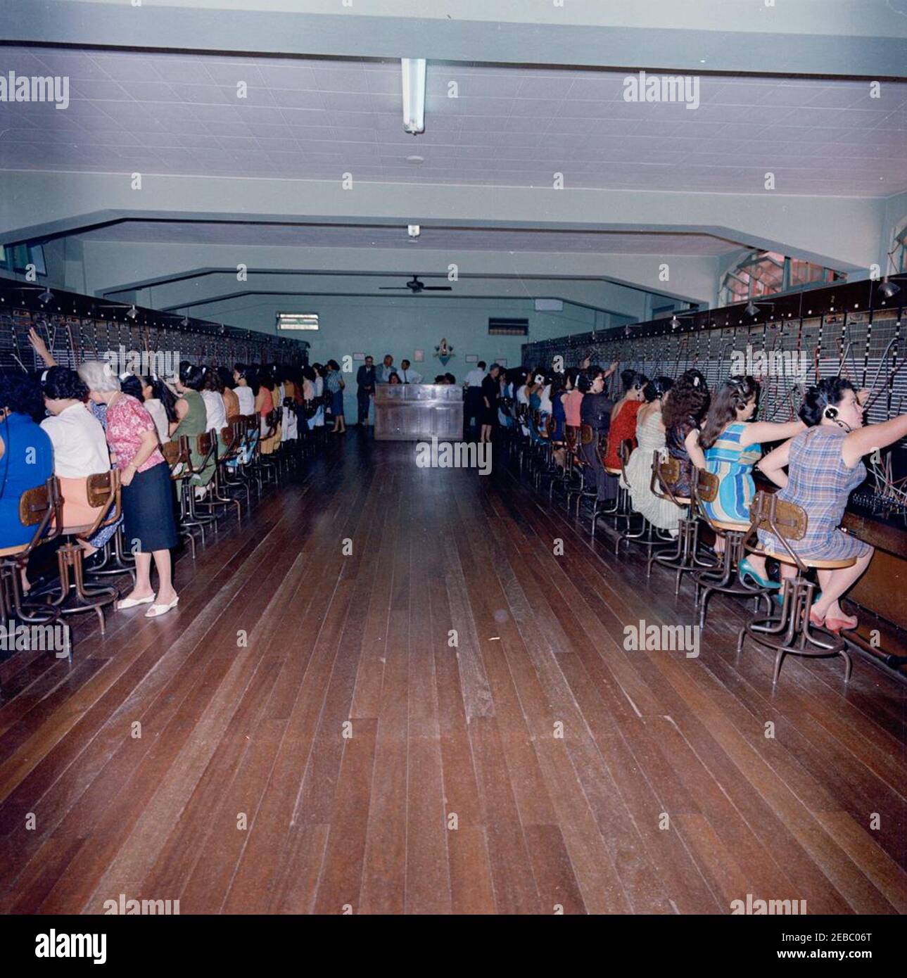 Mitarbeiter der White House Communications Agency (WHCA) reisen vorab nach Costa Rica. Blick auf Frauen, die in Telefonzentralen in Costa Rica arbeiten, während einer Mitarbeiterreise der White House Communications Agency (WHCA) vor dem Besuch von Präsident John F. Kennedyu2019s. [Foto von Harold Sellers] Stockfoto