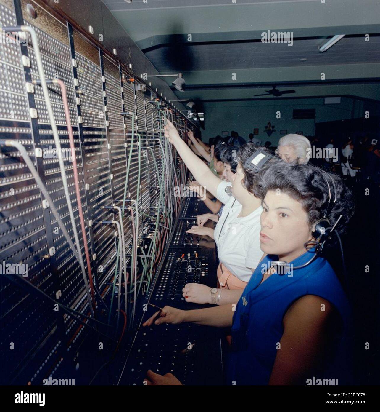 Mitarbeiter der White House Communications Agency (WHCA) reisen vorab nach Costa Rica. Blick auf Frauen, die in Telefonzentralen in Costa Rica arbeiten, während einer Mitarbeiterreise der White House Communications Agency (WHCA) vor dem Besuch von Präsident John F. Kennedyu2019s. [Foto von Harold Sellers] Stockfoto