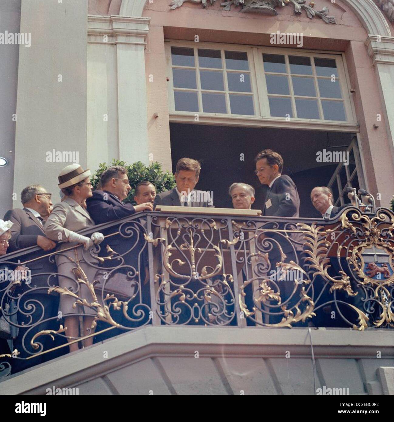 Europareise: Deutschland, Bonn: Rathaus, Festlichkeiten und Bemerkungen, 1:25pm Uhr. Präsident John F. Kennedy (Mitte) signiert das Goldene Buch vor dem Alten Rathaus in Bonn. Rechts von Präsident Kennedy (L-R): Bonner Oberbürgermeister Wilhelm Daniels; Direktor des Radio im amerikanischen Sektor (RIAS) in Berlin und Übersetzer des Präsidenten Robert Lochner; US-Protokollchef Angier Biddle Duke. Stockfoto