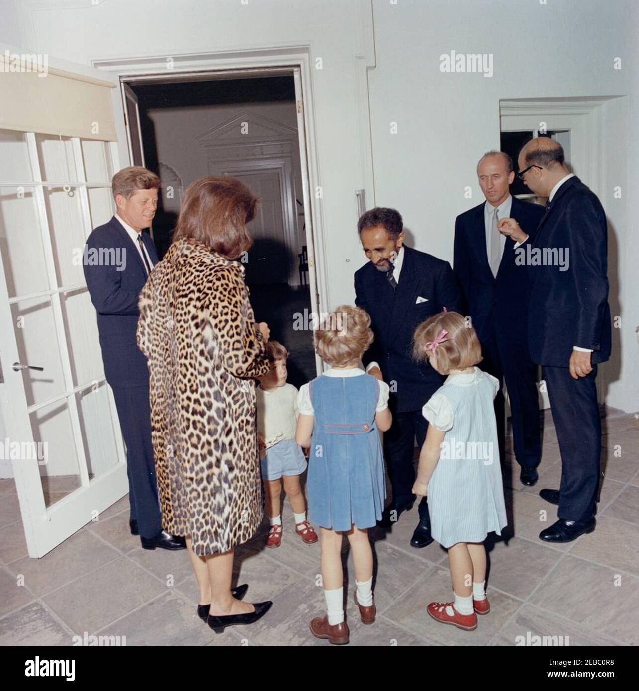 Treffen mit Haile Selassie I., Kaiser von Äthiopien, 4:33pm. Präsident John F. Kennedy, First Lady Jacqueline Kennedy und andere besuchen den Kaiser von Äthiopien, Haile Selassie I, in der Westflügel-Kolonnade vor dem Oval Office. Caroline Kennedy und John F. Kennedy, Jr., stehen in der Mitte mit einem unidentifizierten Mädchen (Händeschütteln mit Kaiser Selassie). Kaiser Selassie schenkte der Familie Kennedy einen Leopardenmantel für die First Lady und geschnitzte Elfenbeinfiguren für Caroline und John. Rechts: US-Chef des Protokolls, Angier Biddle Duke; US-Botschafter in Äthiopien, Edward M. K. Stockfoto