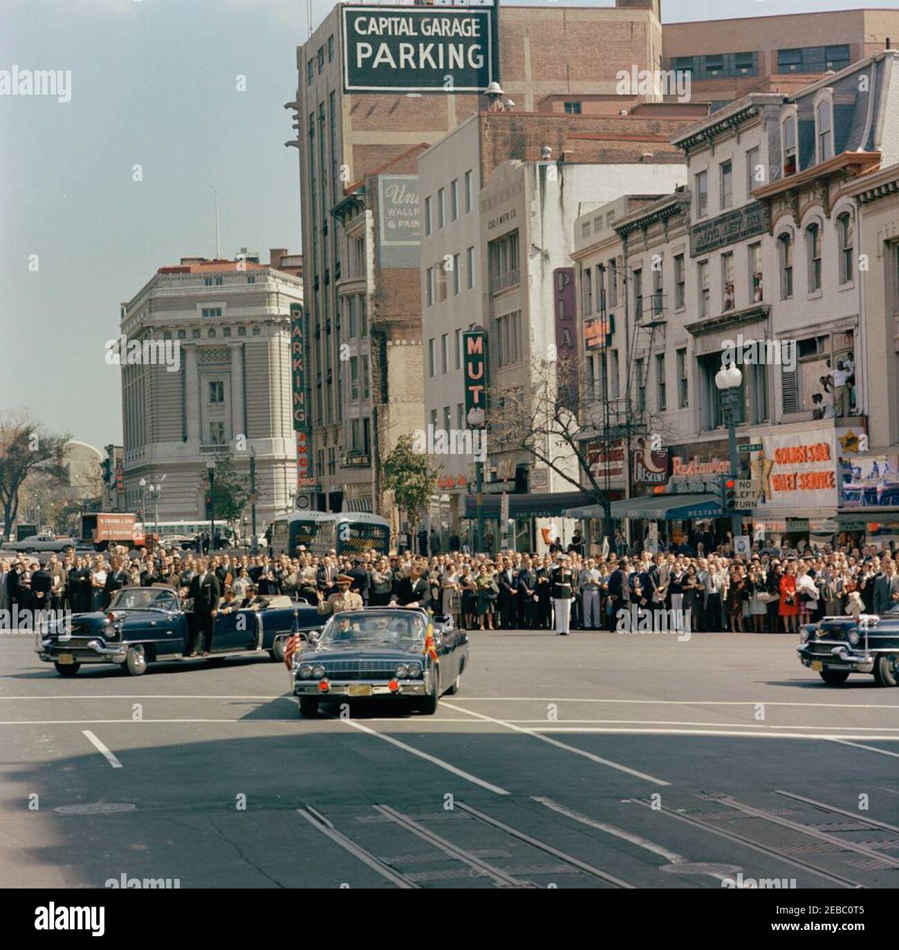 Zeremonie zur Ankunft von Haile Selassie I., Kaiser von Äthiopien, 12:00pm Uhr. Präsident John F. Kennedy und Kaiser von Äthiopien, Haile Selassie I, fahren in der Präsidentenlimousine (Lincoln-Mercury Continental Cabrio) während einer Autokolonne von Union Station zum Blair House zu Ehren der Ankunft des Kaisers Selassieu2019s; Menschenmassen säumen die New York Avenue. Auch im Bild: Air Force Aide to the President, Brigadier General Godfrey T. McHugh; White House Secret Service Agenten, Ron Pontius, Jack Ready, Gerald A. u201cJerryu201d Behn, Bill Greer, und Bert de Freese. Washington, D.C. Stockfoto