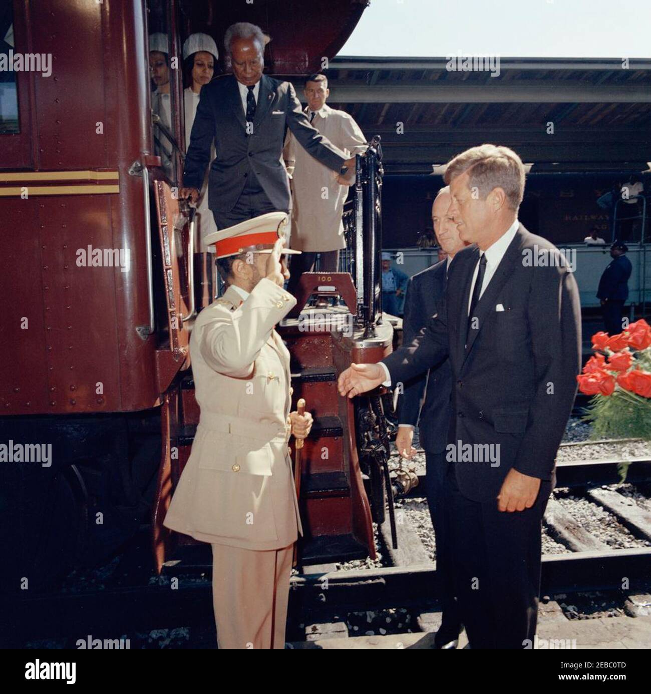 Zeremonie zur Ankunft von Haile Selassie I., Kaiser von Äthiopien, 12:00pm Uhr. Präsident John F. Kennedy grüßt Kaiser von Äthiopien, Haile Selassie I, nach der Ankunft Emperoru2019s mit dem Zug an der Union Station in Washington, D.C. Ausstieg Zug: Imru Haile Selassie, zweiter Cousin von Kaiser Selassie; Prinzessin Hirut u201cRuthu201d Desta, Enkelin von Kaiser Selassie. US-Chef des Protokolls, Angier Biddle Duke, steht hinter Präsident Kennedy. Stockfoto