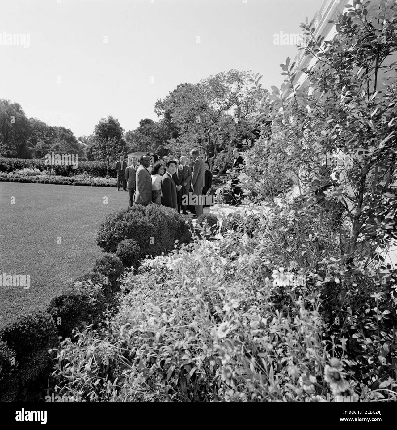 Besuch der Teilnehmer des Harvard International Seminars, 10:40am Uhr. Präsident John F. Kennedy besucht mit Teilnehmern des Harvard International Seminars. Zu den anwesenden Gästen gehören: Chef für öffentliche und kulturelle Beziehungen im Presidentu0027s Sekretariat Pakistans, Jamu012bluddu012bn u00b4u0100lu012b; Mitarbeiter in der Ostasiensektion des Mailänder Instituts für das Studium der internationalen Politik, Paolo Beonio-Brocchieri; Leiter der Demokratischen reformistischen Partei Griechenlands, Dr. Lazaros Th. Choumanidis; Stellvertretender Leiter der Abteilung Womenu2019s des All-India Cong Stockfoto