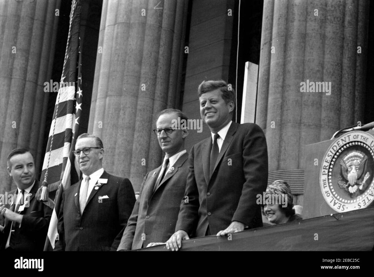 Wahlkampfreise im Kongress: Buffalo, New York, Kundgebung. Präsident John F. Kennedy nimmt an den Feierlichkeiten zum General Pulaski Memorial Day in Buffalo, New York, während einer Wahlkampfreise im Kongress Teil. Von links nach rechts: Nicht identifiziert; Vorsitzender der Erie County Democratic Party, Peter J. Crotty; Kandidat für Gouverneur von New York, Robert Morgenthau; Präsident Kennedy; nicht identifiziert. Stockfoto