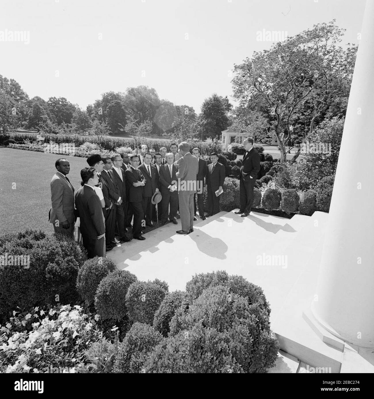 Besuch der Teilnehmer des Harvard International Seminars, 10:40am Uhr. Präsident John F. Kennedy besucht mit Teilnehmern des Harvard International Seminars. Zu den anwesenden Gästen gehören: Chef für öffentliche und kulturelle Beziehungen im Presidentu0027s Sekretariat Pakistans, Jamu012bluddu012bn u00b4u0100lu012b; Mitarbeiter in der Ostasiensektion des Mailänder Instituts für das Studium der internationalen Politik, Paolo Beonio-Brocchieri; Leiter der Demokratischen reformistischen Partei Griechenlands, Dr. Lazaros Th. Choumanidis; Stellvertretender Leiter der Abteilung Womenu2019s des All-India Cong Stockfoto