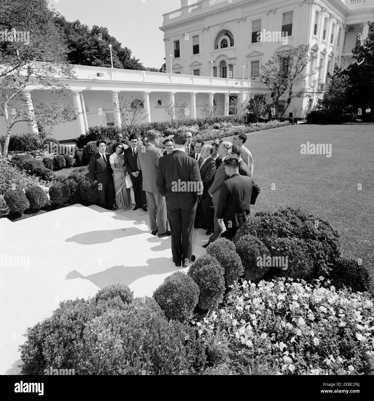 Besuch der Teilnehmer des Harvard International Seminars, 10:40am Uhr. Präsident John F. Kennedy besucht mit Teilnehmern des Harvard International Seminars. Zu den anwesenden Gästen gehören: Chef für öffentliche und kulturelle Beziehungen im Presidentu0027s Sekretariat Pakistans, Jamu012bluddu012bn u00b4u0100lu012b; Mitarbeiter in der Ostasiensektion des Mailänder Instituts für das Studium der internationalen Politik, Paolo Beonio-Brocchieri; Leiter der Demokratischen reformistischen Partei Griechenlands, Dr. Lazaros Th. Choumanidis; Stellvertretender Leiter der Abteilung Womenu2019s des All-India Cong Stockfoto