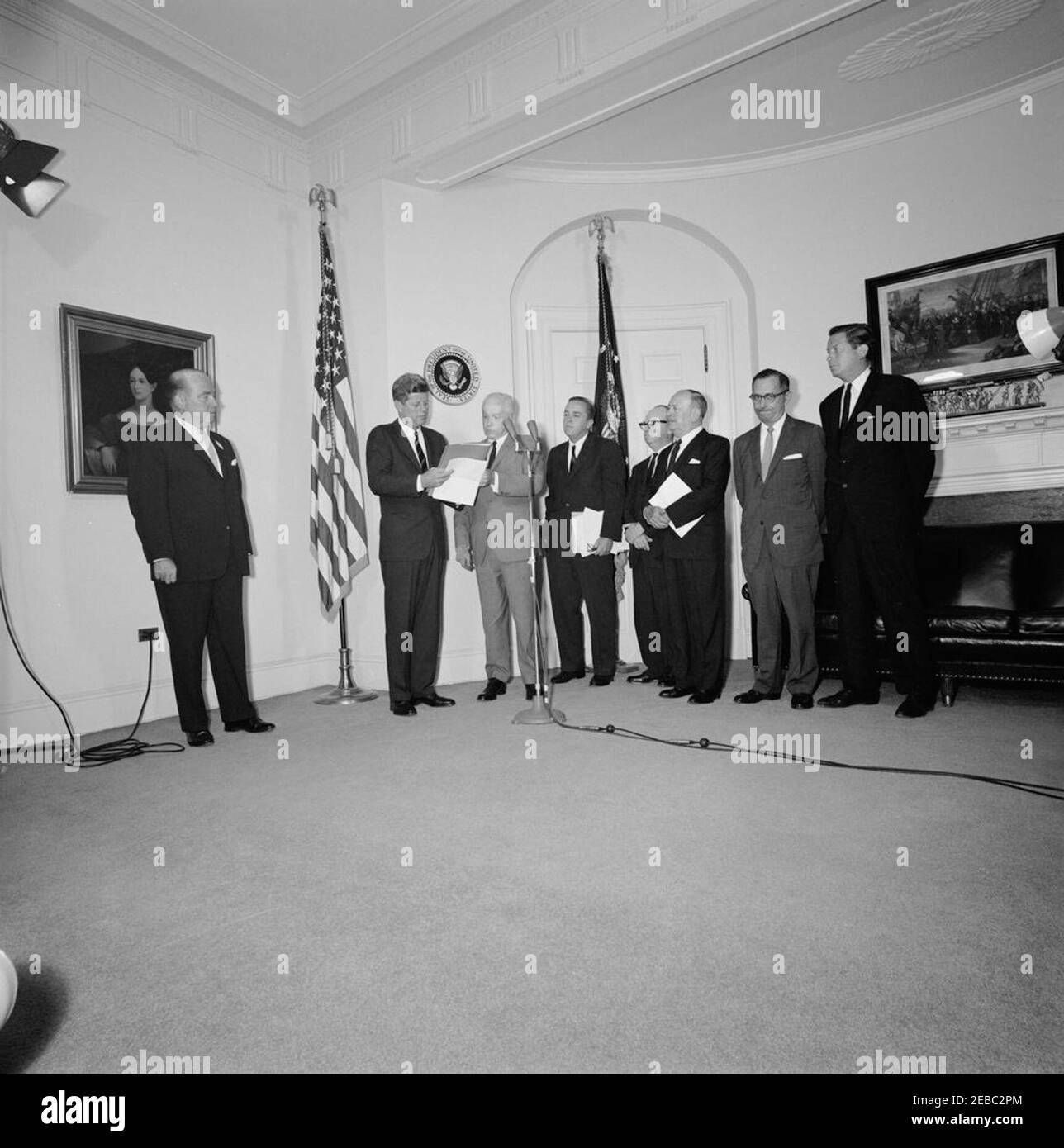 Besuch von Mitgliedern der American Heritage Foundation, 12:00pm Uhr. Präsident John F. Kennedy besucht mit Mitgliedern des Exekutivkomitees der American Heritage Foundation; Präsident Kennedy erhält den Fortschrittsbericht committeeu0027s über die foundationu0027s u0022Register, stimmt auf einer informierten Basis ab und trägt zur Partei Ihres Programms Choiceu0022 bei. Von links nach rechts: Executive Director, Brendan Byrne; President Kennedy; Gründer-Präsident, Thomas Du0027Arcy Brophy; Kenneth W. Bilby (stellvertretend für den Vorstandsvorsitzenden, General David Sarnoff); Treuhänder, Leo Burnett; Sekretär, Edwin L. Wei Stockfoto