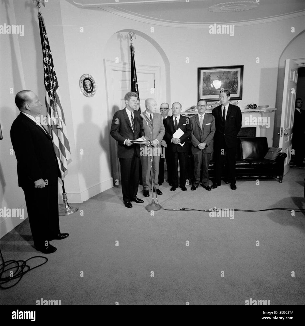 Besuch von Mitgliedern der American Heritage Foundation, 12:00pm Uhr. Präsident John F. Kennedy hält Bemerkungen während eines Besuchs mit Mitgliedern des Exekutivkomitees der American Heritage Foundation; das Komitee legte Präsident Kennedy einen Fortschrittsbericht über die foundationu0027s u0022Register, Abstimmung auf einer informierten Basis und Beitrag zur Partei Ihres Programms Choiceu0022. Von links nach rechts: Executive Director, Brendan Byrne; President Kennedy (AT Microphones); Kenneth W. Bilby (stellvertretender Vorstandsvorsitzender, General David Sarnoff); Gründer-Präsident, Thomas Du0027Arcy Brophy; trus Stockfoto