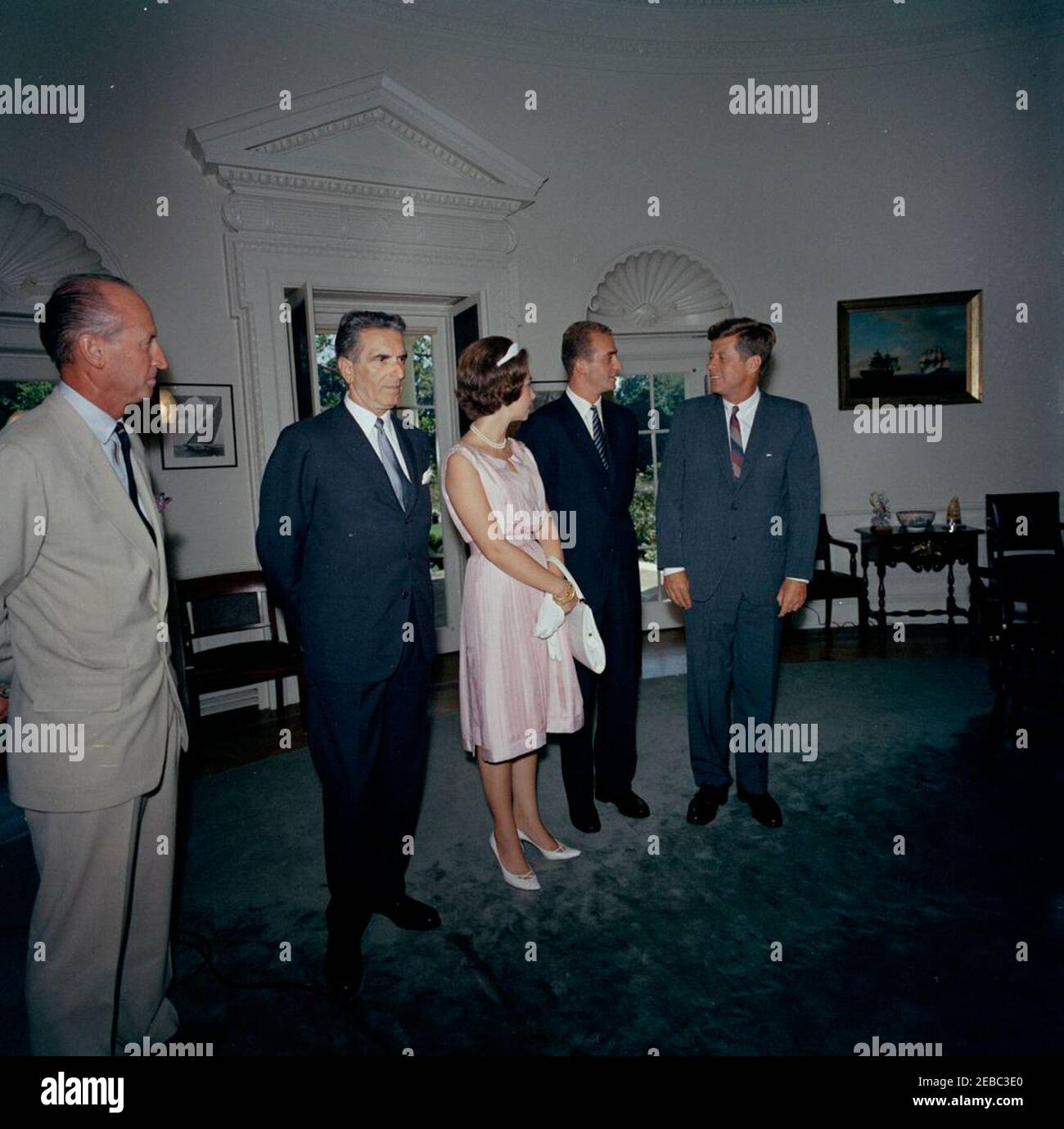 Begegnung mit Prinz Juan Carlos von Spanien, 12:06pm Uhr. Präsident John F. Kennedy trifft sich mit Prinz Juan Carlos von Spanien und seiner Frau, Prinzessin Sophia von Griechenland. Von links nach rechts: US-Chef des Protokolls, Angier Biddle Duke; Botschafter von Spanien, Antonio Garrigues y Du00edaz-Cau00f1abate; Prinzessin Sophia; Prinz Juan Carlos; Präsident Kennedy. Oval Office, White House, Washington, D.C. Stockfoto