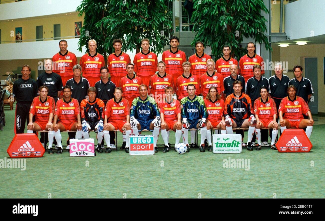 Leverkusen Deutschland 30,6.1999, Fußball: Mannschaftsvorstellung des Bundesligisten Bayer 04 Leverkusen für Saison 1999/2000 hintere Reihe von links: Jens NOWOTNY, Carsten RAMELOW, Thomas BRDARIC, Torben HOFFMANN, Zoran MAMIC, Boris ZIVKOVIC, Robson PONTE, Stefan BEINLICH mittlere Reihe von links: Christoph DAUM, Roland KOCH, Werner FRIESE, Frank GLASS, Jörg REEB, Mirek SPIZAK, Vratislav GRESKO, Markus HAPPE, Dieter TRZOLEK, Klaus ZOELLER, Harald WOHNER, Till ROTHWEILER vordere Reihe von links: Robert KOVAC, Ulf KIRSTEN, Rüdiger VOLLBORN, Thomas REICHENBERGER, Adam MATYSEK, Bernd SCHNEIDER, Dirk HEINEN, Frank H. Stockfoto Leverkusen Deutschland 30,6.1999, Fußball: Mannschaftsvorstellung des Bundesligisten Bayer 04 Leverkusen für Saison 1999/2000 hintere Reihe von links: Jens NOWOTNY, Carsten RAMELOW, Thomas BRDARIC, Torben HOFFMANN, Zoran MAMIC, Boris ZIVKOVIC, Robson PONTE, Stefan BEINLICH mittlere Reihe von links: Christoph DAUM, Roland KOCH, Werner FRIESE, Frank GLASS, Jörg REEB, Mirek SPIZAK, Vratislav GRESKO, Markus HAPPE, Dieter TRZOLEK, Klaus ZOELLER, Harald WOHNER, Till ROTHWEILER vordere Reihe von links: Robert KOVAC, Ulf KIRSTEN, Rüdiger VOLLBORN, Thomas REICHENBERGER, Adam MATYSEK, Bernd SCHNEIDER, Dirk HEINEN, Frank H. Stockfoto