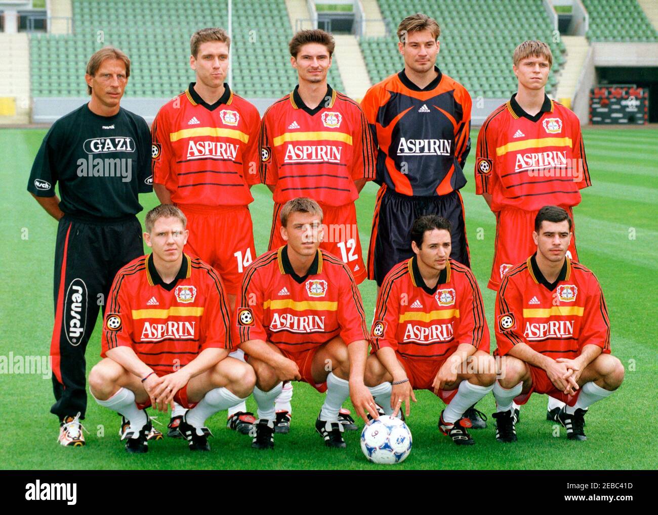 Leverkusen Deutschland 30,6.1999, Fußball: Mannschaftsvorstellung des Bundesligisten Bayer 04 Leverkusen für Saison 1999/2000 - neu für die kommende Saison: Hintere Reihe von links: Teamchef Christoph DAUM, Torben HOFFMANN, Thomas BRDARIC, Frank JURIC, Vratislav GRESKO, vordere Reihe von links: Mirek SPIZAK, Bernd SCHNEIDER, Oliver NEUVILLE, Robson PONTE Stockfoto Leverkusen Deutschland 30,6.1999, Fußball: Mannschaftsvorstellung des Bundesligisten Bayer 04 Leverkusen für Saison 1999/2000 - neu für die kommende Saison: Hintere Reihe von links: Teamchef Christoph DAUM, Torben HOFFMANN, Thomas BRDARIC, Frank JURIC, Vratislav GRESKO, vordere Reihe von links: Mirek SPIZAK, Bernd SCHNEIDER, Oliver NEUVILLE, Robson PONTE Stockfoto