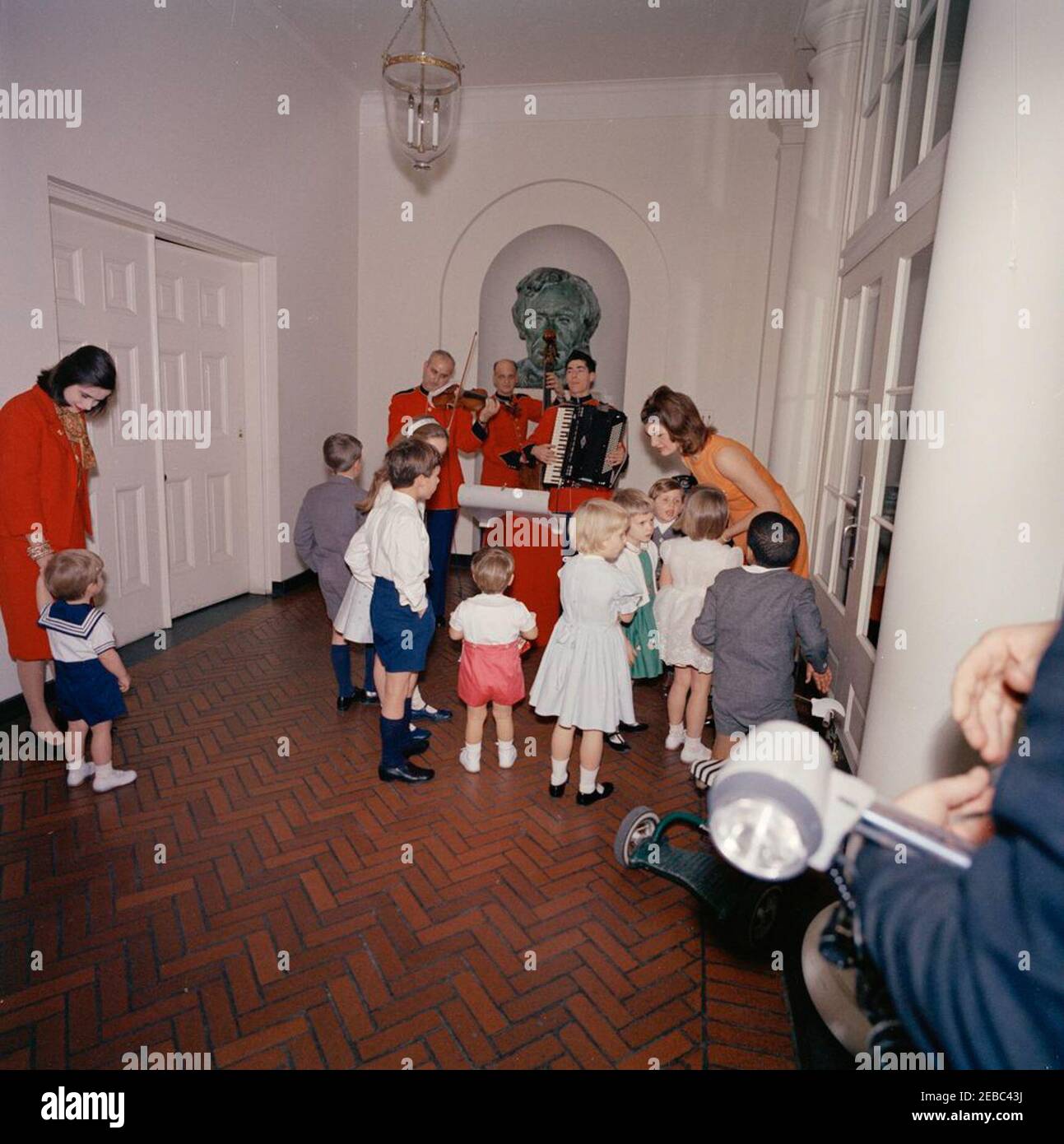 Geburtstagsfeier für Caroline Kennedy und John F. Kennedy, Jr.. First Lady  Jacqueline Kennedy (rechts) besucht mit jungen Gästen eine gemeinsame  Geburtstagsfeier für Caroline Kennedy und John F. Kennedy, Jr. Caroline  (zurück zur