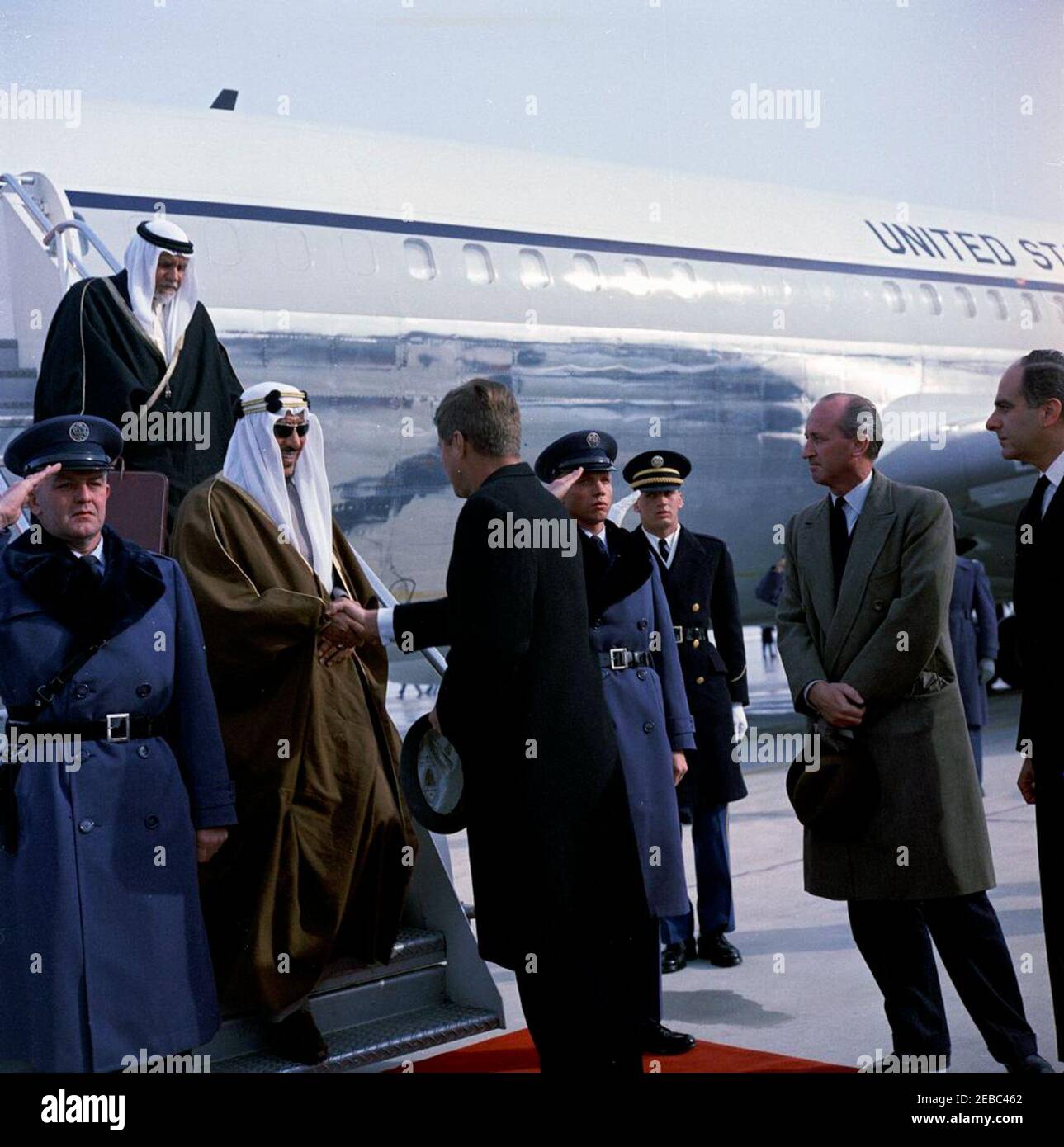 Ankunftzeremonien für Saud bin Abdul Aziz, König von Saudi-Arabien, 3:00pm Uhr. Präsident John F. Kennedy begrüßt König von Saudi-Arabien Saud bin Abdul-Aziz Al Saud bei der Ankunft Kingu0027s in Andrews Air Force Base, Maryland. Chef des Protokolls Angier Biddle Duke (Holding hat) und US-Außenministerium Dolmetscher Camille Nowfel Blick auf von rechts. Stockfoto