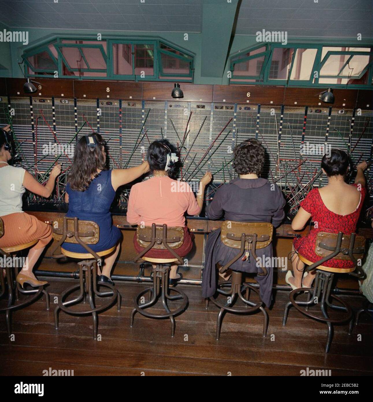 Mitarbeiter der White House Communications Agency (WHCA) reisen vorab nach Costa Rica. Blick auf Frauen, die in Telefonzentralen in Costa Rica arbeiten, während einer Mitarbeiterreise der White House Communications Agency (WHCA) vor dem Besuch von Präsident John F. Kennedyu2019s. [Foto von Harold Sellers] Stockfoto