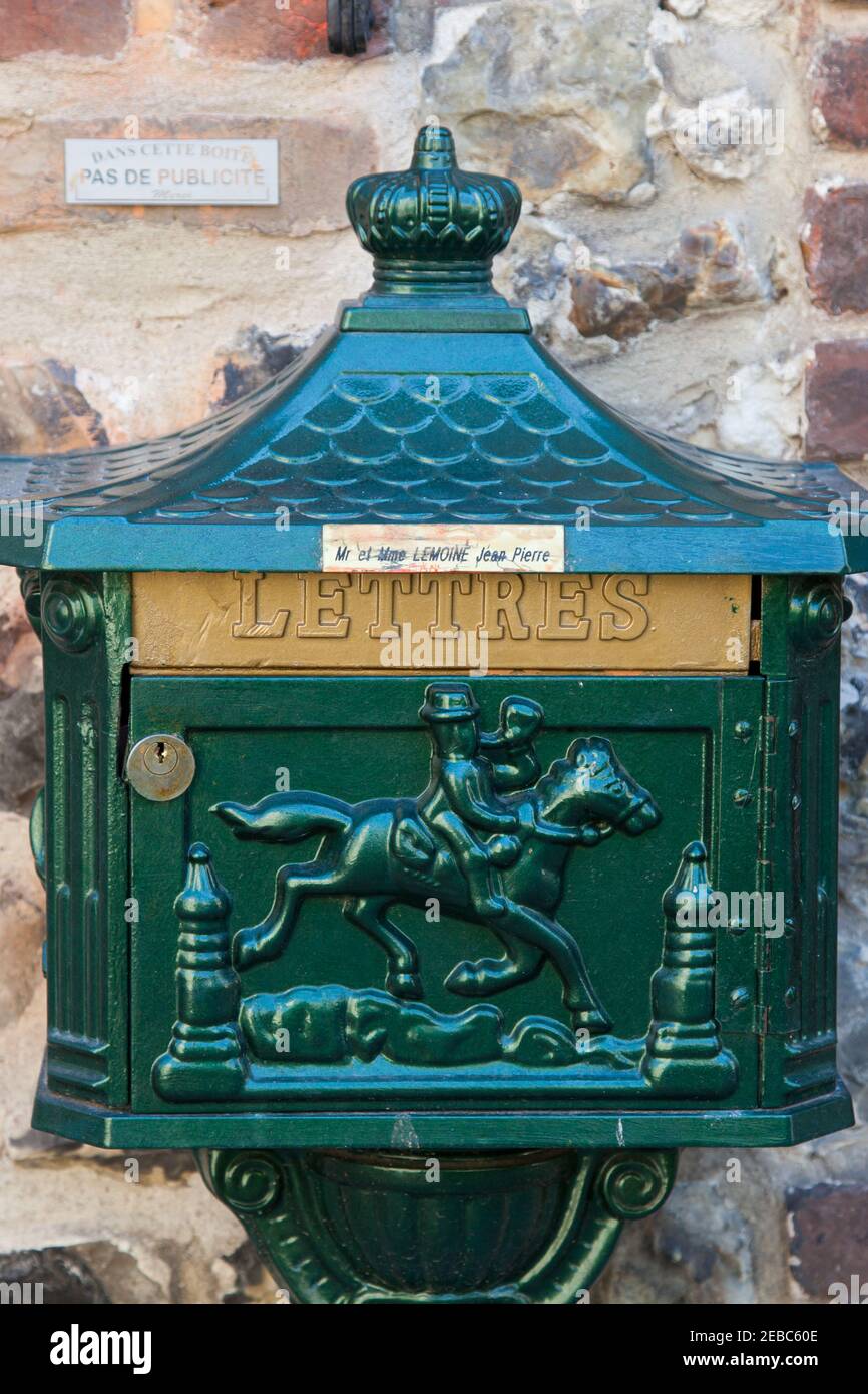 Alte Briefbox mit Pferdefigur in Honfleur, Frankreich Stockfoto