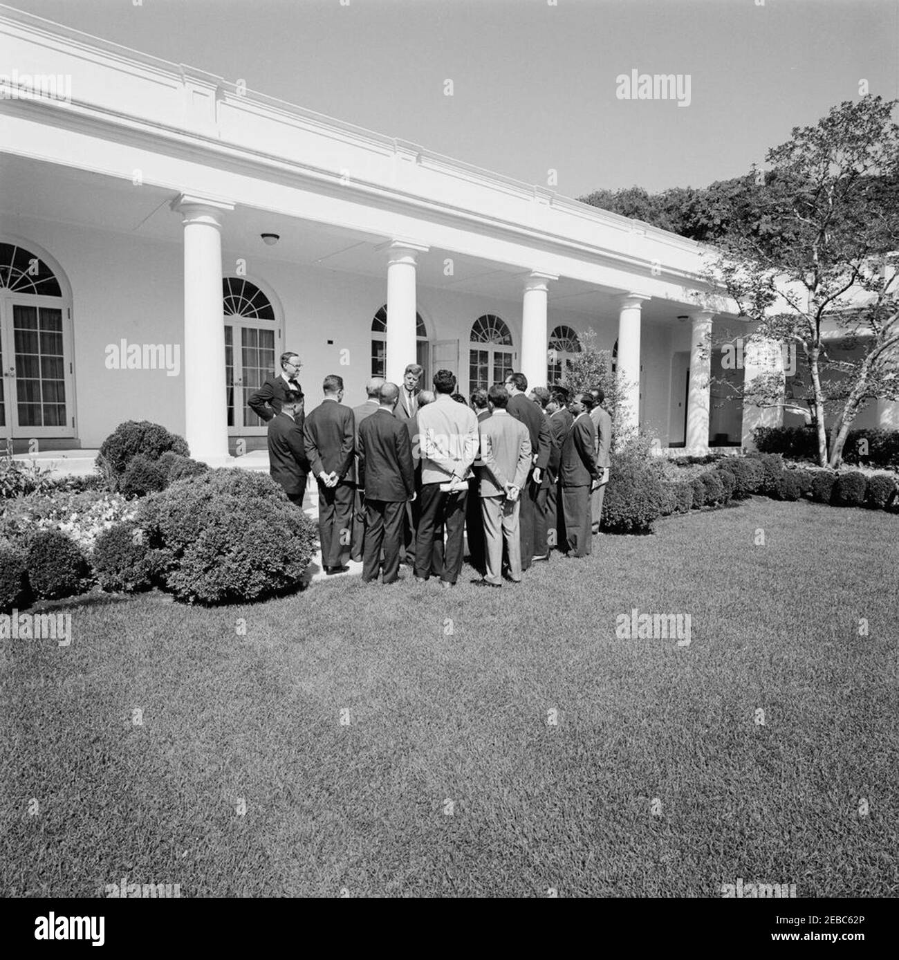 Besuch der Teilnehmer des Harvard International Seminars, 10:40am Uhr. Präsident John F. Kennedy besucht mit Teilnehmern des Harvard International Seminars. Zu den anwesenden Gästen gehören: Chef für öffentliche und kulturelle Beziehungen im Presidentu0027s Sekretariat Pakistans, Jamu012bluddu012bn u00b4u0100lu012b; Mitarbeiter in der Ostasiensektion des Mailänder Instituts für das Studium der internationalen Politik, Paolo Beonio-Brocchieri; Leiter der Demokratischen reformistischen Partei Griechenlands, Dr. Lazaros Th. Choumanidis; Stellvertretender Leiter der Abteilung Womenu2019s des All-India Cong Stockfoto