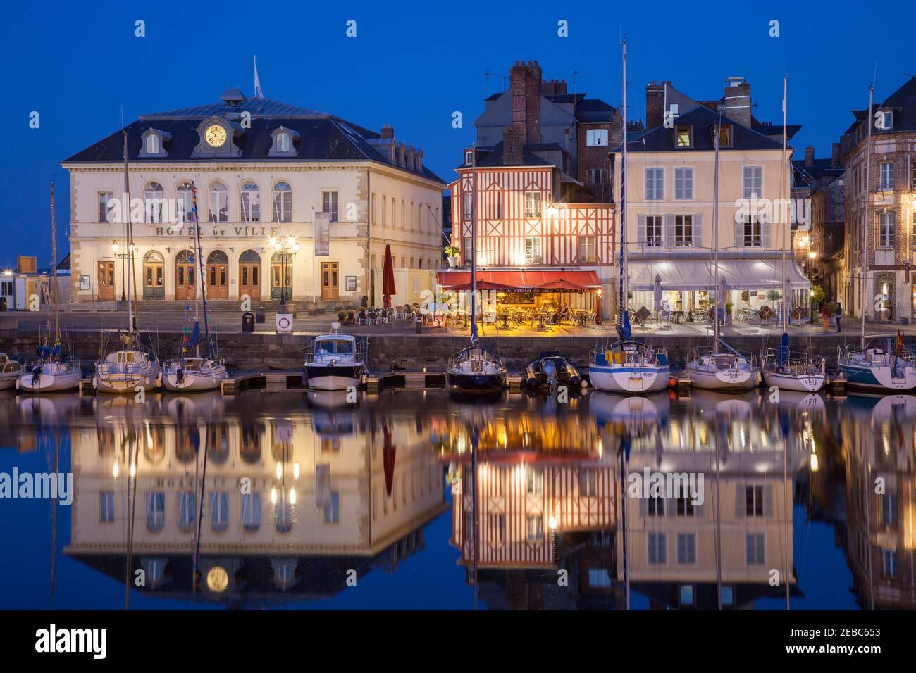 Hotel de Ville and Old Harbour, Honfleur, Frankreich Stockfoto