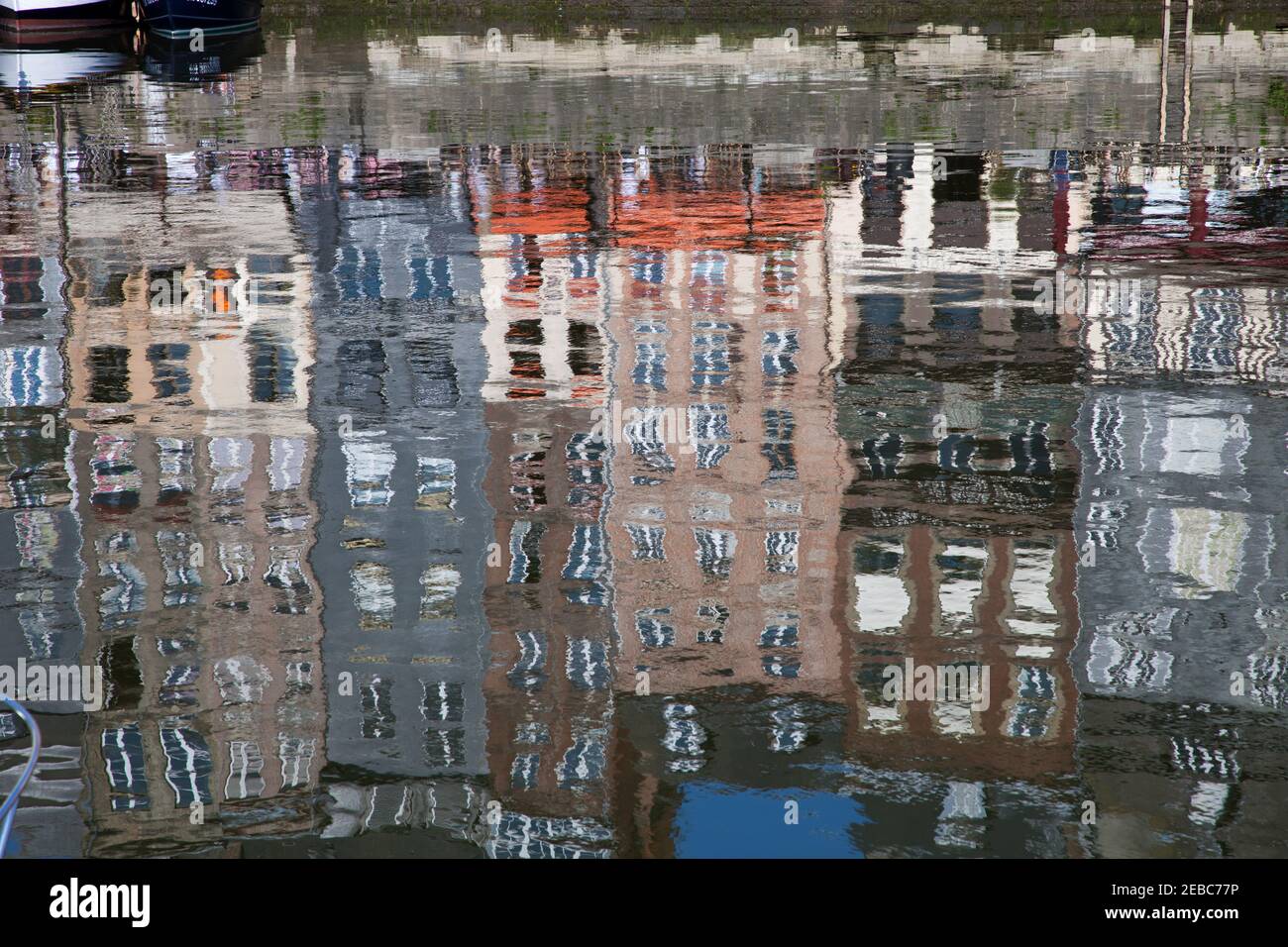 Abstrakte Reflexionen im Alten Hafen, Honfleur, Frankreich Stockfoto