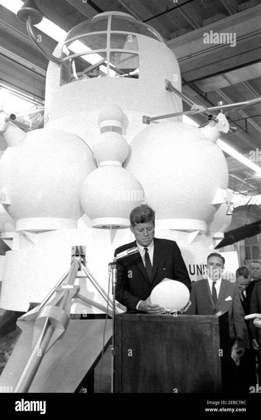 Besichtigung der NASA-Installationen: Houston, Texas, NASA Rich Building, Abfahrt, 11:10am Uhr. Präsident John F. Kennedy (am Rednerpult) hält Bemerkungen, nach einer Tour von Raumfahrzeugen zeigt in einem Hangar im Rich Building des bemannten Raumschiffszentrums, Houston, Texas. Präsident Kennedy hält ein maßstabsgetreues Modell des Apollo-Kommandomoduls, das ihm vom Direktor des bemannten Raumschiffszentrums, Dr. Robert Gilruth (nicht abgebildet), vorgestellt wurde; ein Modell des Mondlanders (auch bekannt als u0022the Bugu0022) sitzt im Hintergrund. Im Rücken stehend (L-R): Verwalter der Nationalen Luftfahrt und S Stockfoto
