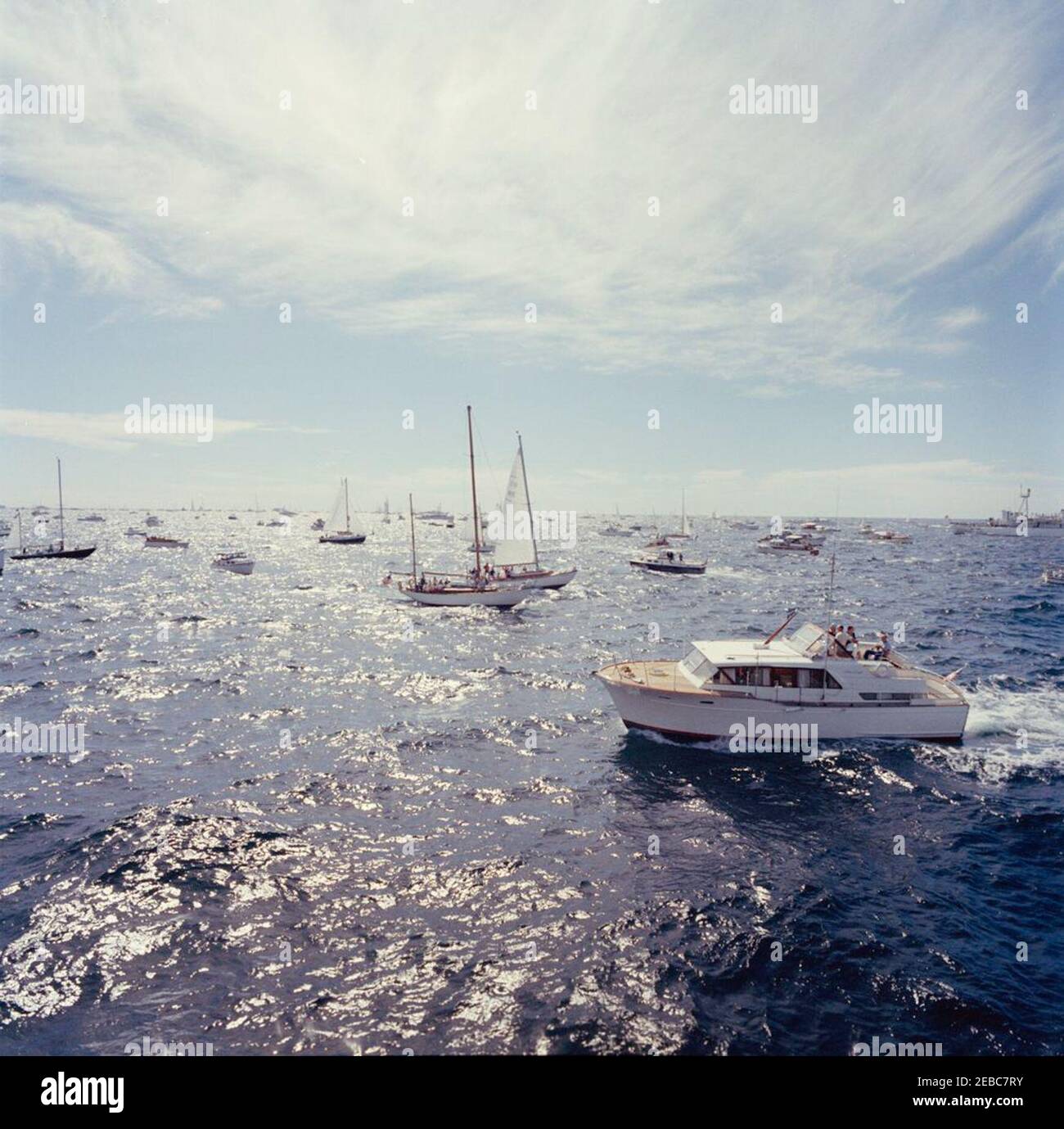 Präsident Kennedy beobachtet das 1st Americau0027s Cup Race. Zuschauerboote versammeln sich, um das erste Rennen des Cup 1962 Americau2019s vor der Küste von Newport, Rhode Island, zu beobachten. Stockfoto