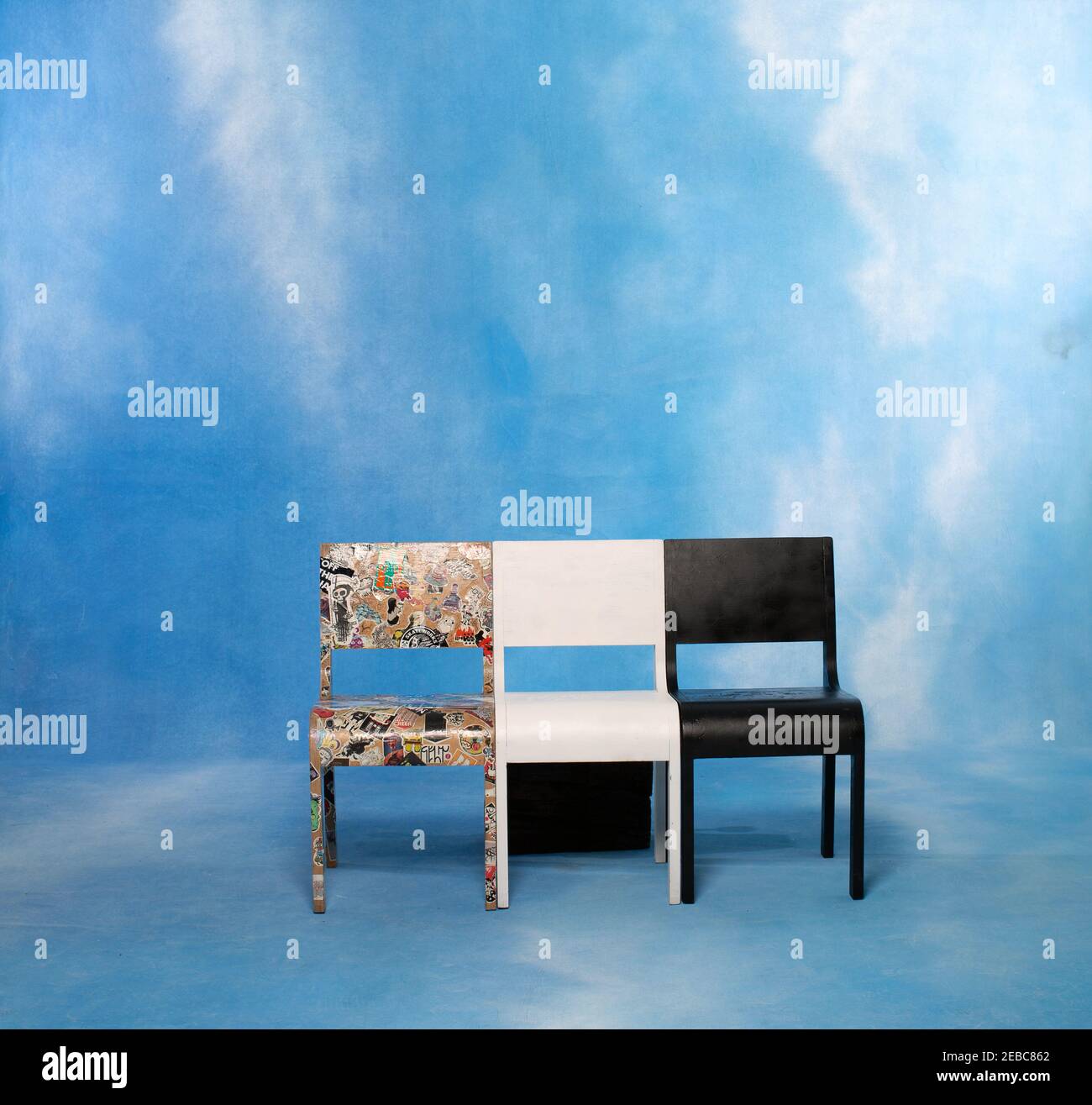 Drei Stühle mit Himmelskuhl Stockfoto