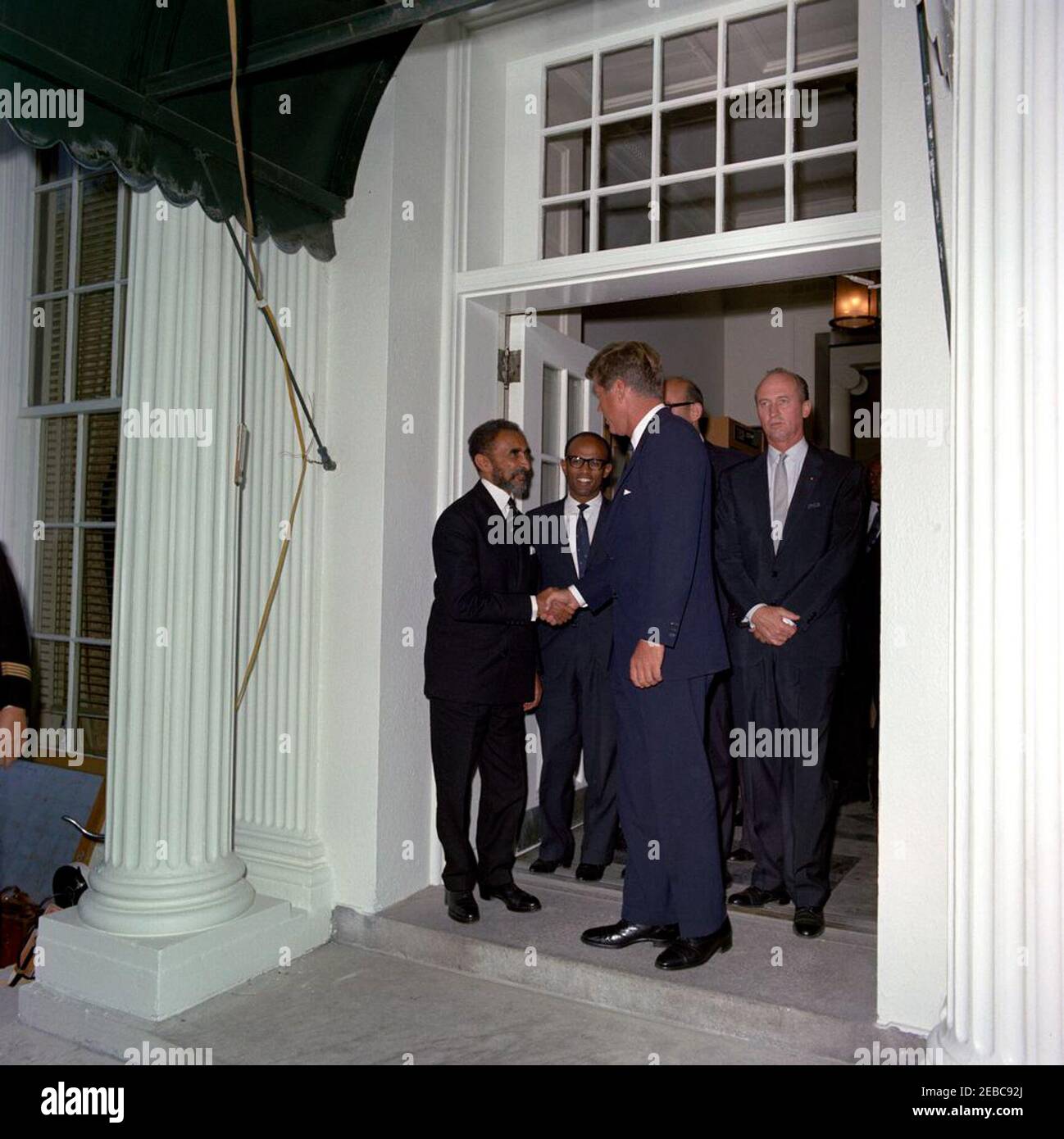 Treffen mit Haile Selassie I., Kaiser von Äthiopien, 4:33pm. Präsident John F. Kennedy schüttelt nach einem Treffen die Hände mit Kaiser von Äthiopien, Haile Selassie I. Der amtierende äthiopische Außenminister Ketema Yifu steht zwischen Präsident Kennedy und Kaiser Selassie; der US-Protokollchef Angier Biddle Duke steht ganz rechts. Eingang im Westflügel, weißes Haus, Washington, D.C. Stockfoto