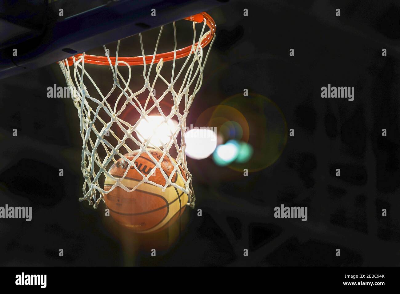 Toronto Pan American Games 2015: Offizieller geschmolzener Basketball erzielte zwei Punkte in einer Szene mit hohem Dynamikbereich mit Gegenlicht und einem fast schwarzen Backg Stockfoto
