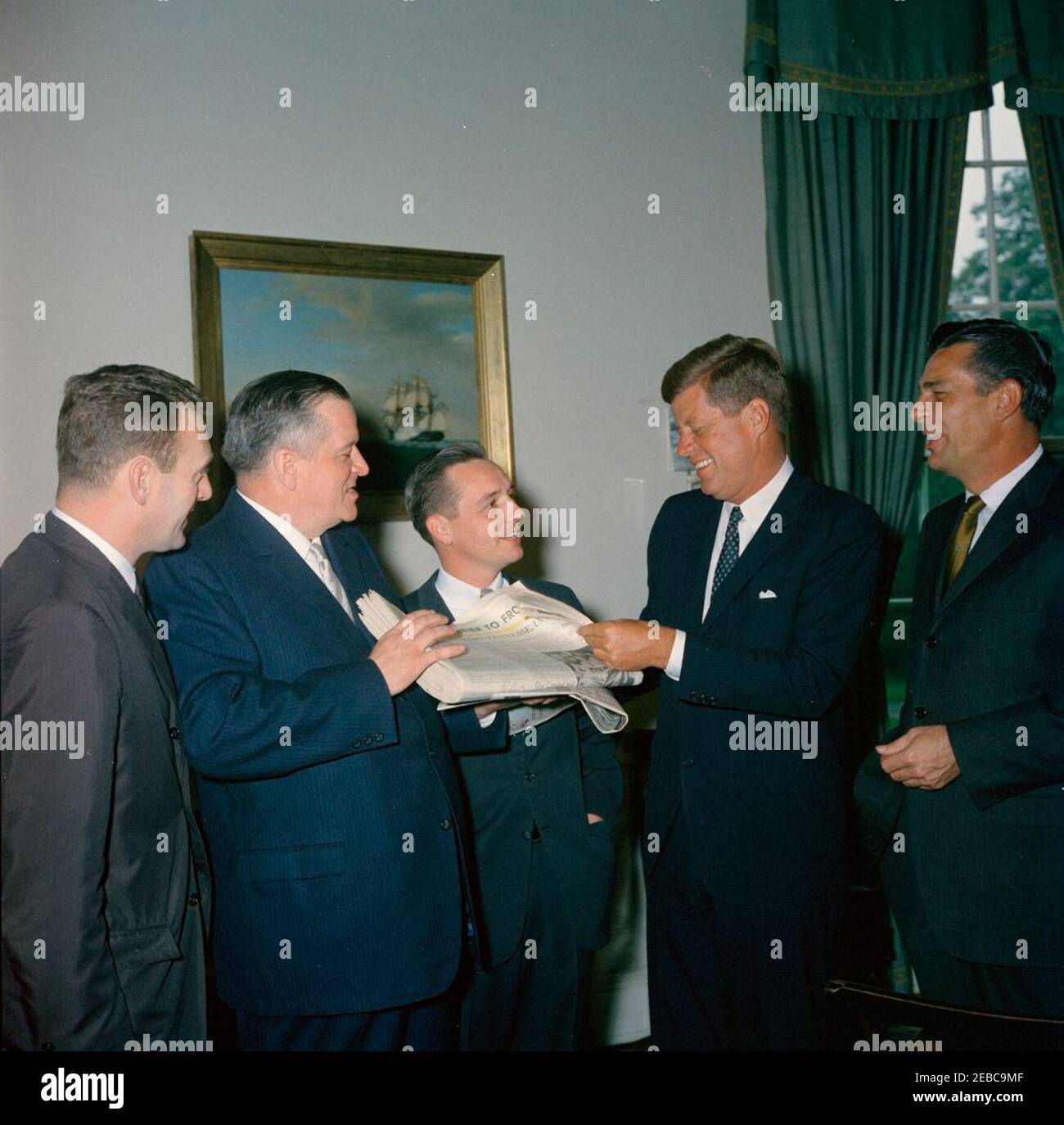 Besuch von Vertretern des Nashville Tennessean, einschließlich John Seigenthaler, 11:57AM Uhr. Präsident John F. Kennedy besucht Zeitungsleiter aus dem Nashville Tennessean. Von links nach rechts: Redakteur, John Seigenthaler; Werbemanager, James H. Armistead; Herausgeber, Amon Carter Evans; und Vertreter Ross Bass (Tennessee). Oval Office, White House, Washington, D.C. Stockfoto