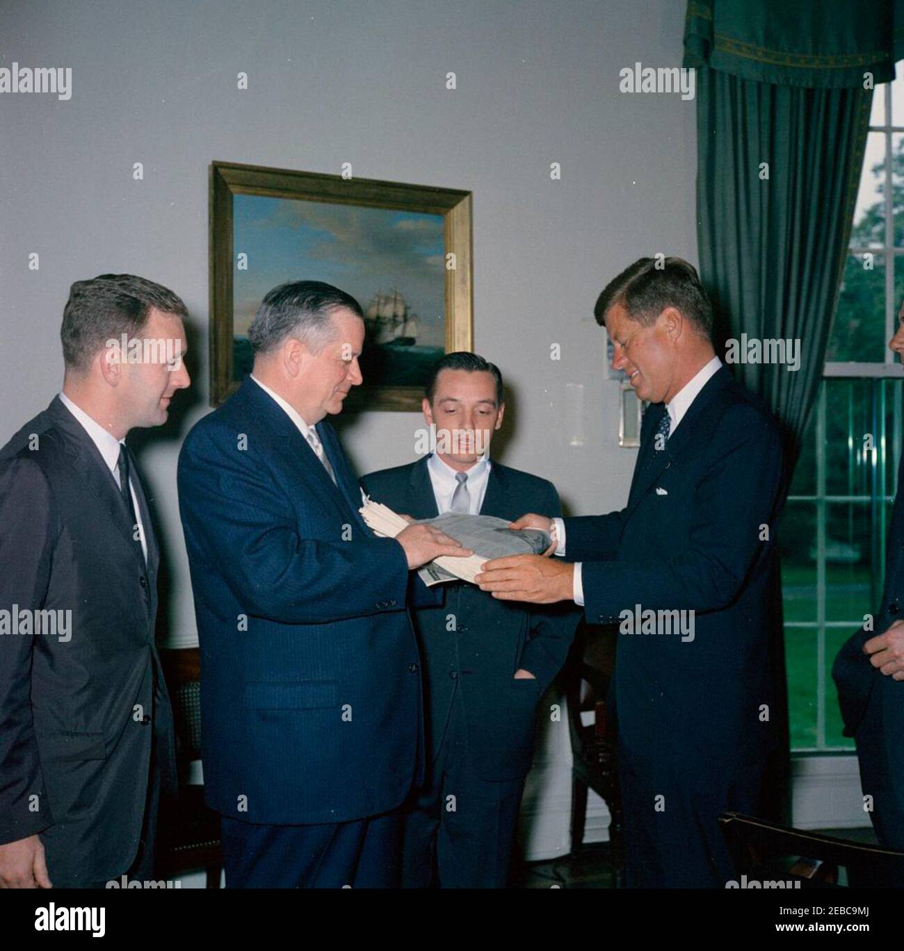 Besuch von Vertretern des Nashville Tennessean, einschließlich John Seigenthaler, 11:57AM Uhr. Präsident John F. Kennedy besucht Zeitungsleiter aus dem Nashville Tennessean. Von links nach rechts: Redakteur, John Seigenthaler; Werbemanager, James H. Armistead; Herausgeber, Amon Carter Evans; und Vertreter Ross Bass (Tennessee; teilweise sichtbar am Rand des Rahmens). Oval Office, White House, Washington, D.C. Stockfoto