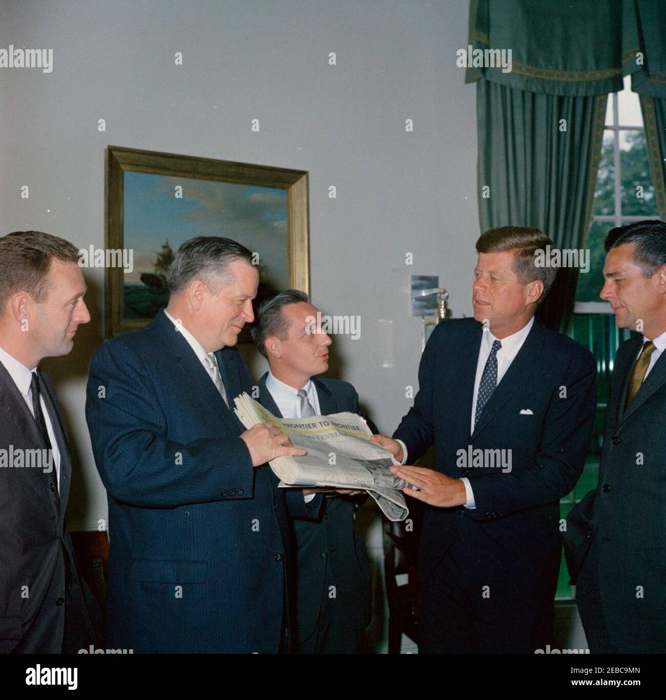 Besuch von Vertretern des Nashville Tennessean, einschließlich John Seigenthaler, 11:57AM Uhr. Präsident John F. Kennedy besucht Zeitungsleiter aus dem Nashville Tennessean. Von links nach rechts: Redakteur, John Seigenthaler; Werbemanager, James H. Armistead; Herausgeber, Amon Carter Evans; und Vertreter Ross Bass (Tennessee). Oval Office, White House, Washington, D.C. Stockfoto
