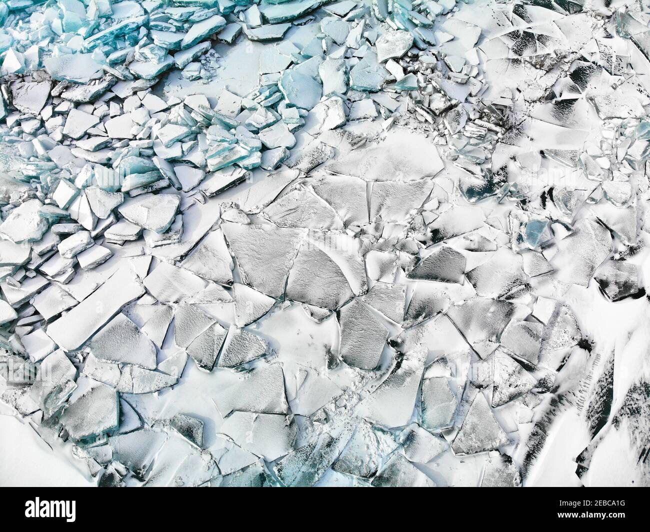 Draufsicht auf Eis-Hummock und Risse am zugefrorenen Baikalsee, Russland Stockfoto