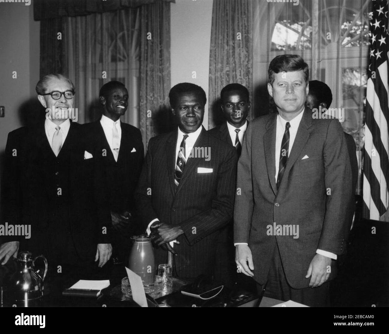 Treffen mit Apollo Milton Obote, Premierminister von Uganda, 4:03pm Uhr. Präsident John F. Kennedy trifft sich mit Premierminister von Uganda, A. Milton Obote, im Kabinettsaal des Weißen Hauses, Washington, D.C., von links nach rechts: Finanzminister und Wirtschaftsminister von Uganda, James Simpson; Justizminister von Uganda, Grace Ibingira; Premierminister Obote; Generalsekretär des Uganda-Kongresses Peopleu0027s, John Kakonge; Präsident Kennedy; Vertreter bei den Vereinten Nationen (UN) aus Uganda, Apollo Kironde (hinten, meist versteckt). Stockfoto