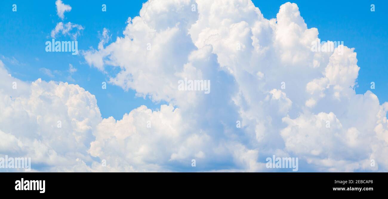 Blauer Himmel mit weißen Cumulus Wolken am Tag. Natürliches Hintergrundfoto Stockfoto